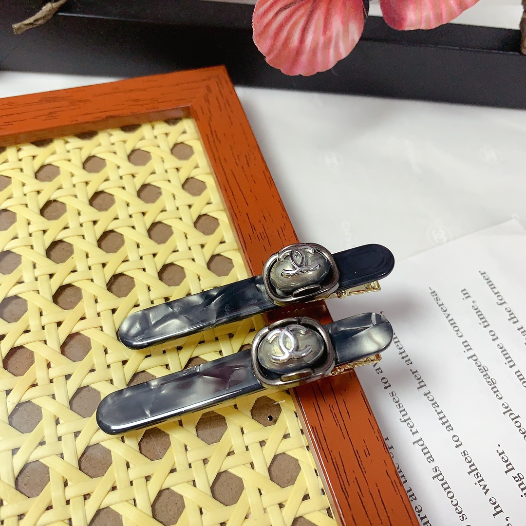 NO:300832,45 Chanel Xiaoxiang Chanel Hairpins Acrylic logo edge clip bang clip press clip daily exquisite small items, temperament versatile little fairy must-have items, treasure style, recommended style for closed eyes (a pair of hairpins, hairpins, chanel, hairpins1986090945 chanel小香 chanel发夹 亚克力logo边夹刘海夹压夹日常精致小单品 气质百搭小仙女必入单品 宝藏款 闭眼入推荐款（一对发夹,发夹,chanel,hairpins,accessory