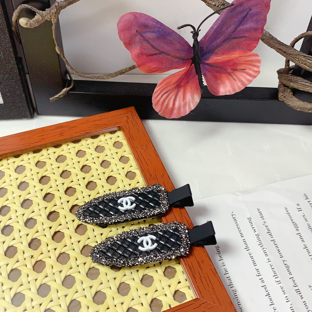 NO:300829,50 Chanel Xiaoxiang Chanel Hairpins Xiaoxiang style heavy industry diamond logo clip bang clip press clip daily exquisite small items Temperament versatile little fairy must-have items Treasure style Close eyes recommended (one pair) hairpins, hairpins, chanel, hairpins1986090950 chanel小香 chanel发夹 小香风格重工边钻 logo边夹刘海夹压夹日常精致小单品 气质百搭小仙女必入单品 宝藏款 闭眼入推荐款（一对）发夹,发夹,chanel,hairpins,accessory