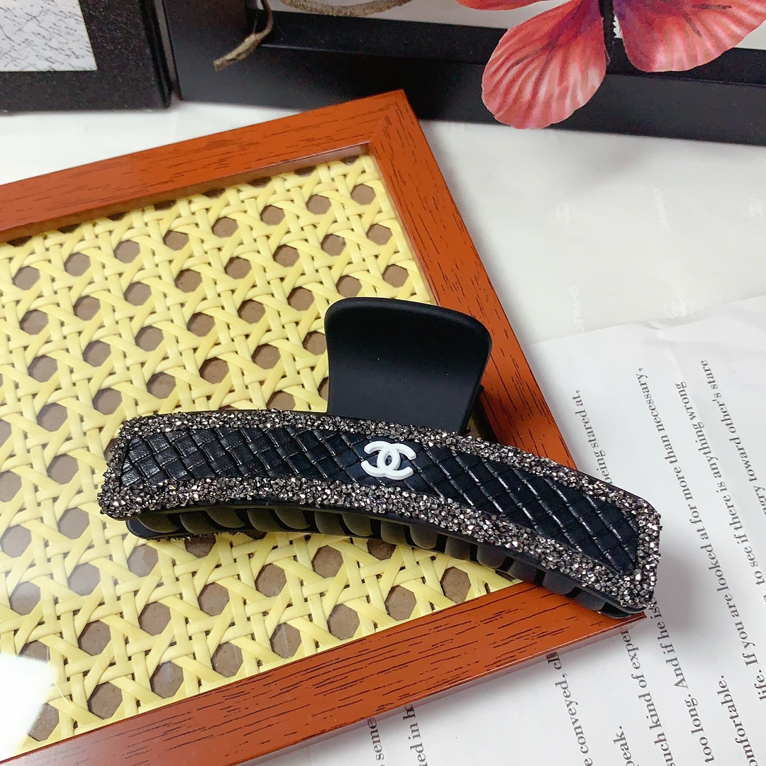 NO:300826,45 Chanel Xiaoxiang Chanel Hairpins Xiaoxiang style heavy industry side diamond grab clips versatile temperament Everyday exquisite small items Little fairy must-in-one items Treasure style Close eyes recommended (single) hairpins, hairpins, chanel, hairpins1986090945 chanel小香 chanel发夹 小香风格子重工边钻抓夹 气质百搭 日常精致小单品 小仙女必入单品 宝藏款 闭眼入推荐款（单个）发夹,发夹,chanel,hairpins,accessory