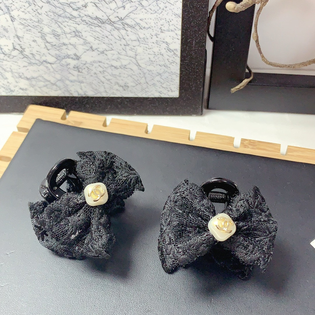 NO:300838,50 Chanel Xiaoxiang Chanel Small Grab Clip Rays Bow Pearl Logo Clip Korean version Small Edge Clip Exquisite Fairy Must-in-One Treasure Style Recommended Models Closed Eyes (a pair of hairpins, hairpins, chanel, hairpins1986090950 chanel小香 chanel 小抓夹 雷丝蝴蝶结 珍珠logo抓夹韩版小边夹 精致小仙女必入单品 宝藏款 闭眼入推荐款（一对发夹,发夹,chanel,hairpins,accessory