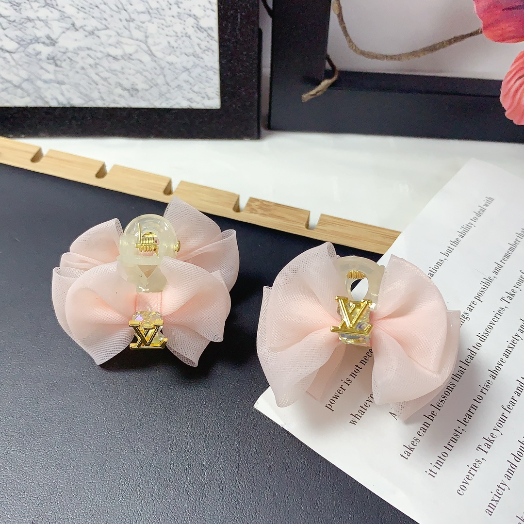NO:300835,50 Lv Louis Vuitton Donkey Card Small Grabs Reizi bow Fashion Logo Grabs Korean version Small edge clip Exquisite fairy must-in-one item Treasure model Closed eyes Recommended model (one pair) hairpin, hairpin, louis vuitton, louis vuitton, louis vuitton, louis vuitton, hairpins1986090950 Lv路易威登 驴牌 小抓夹 雷丝蝴蝶结 时尚 logo抓夹韩版小边夹 精致小仙女必入单品 宝藏款 闭眼入推荐款（一对）发夹,发夹,louis vuitton,louis vuitton,louis vuitton,hairpins,accessory