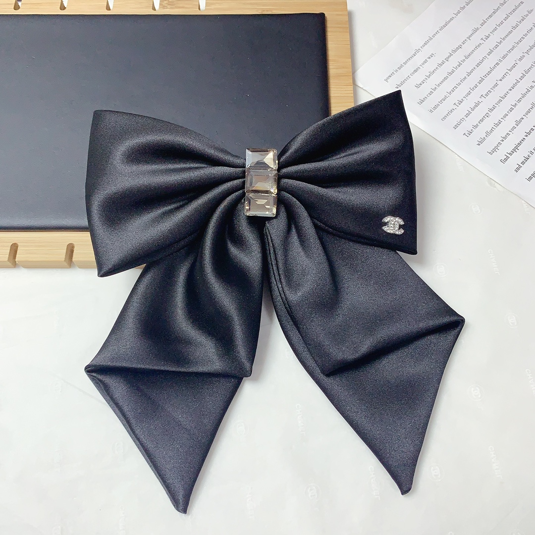 NO:300841,50 Chanel Xiaoxiang Chanel Hairpins New silk bow hair clip spring clip style three-dimensional temperament fashionable and versatile little fairy must-in item. Recommended style for closed eyes (single) hair clips, hair clips, chanel, silk fabric, hairpins1986090950 chanel小香 chanel发夹 新款绸缎蝴蝶结发夹弹簧夹版型立体气质时尚百搭小仙女必入单品 闭眼入推荐款（单个）发夹,发夹,chanel,silk fabric,hairpins,accessory