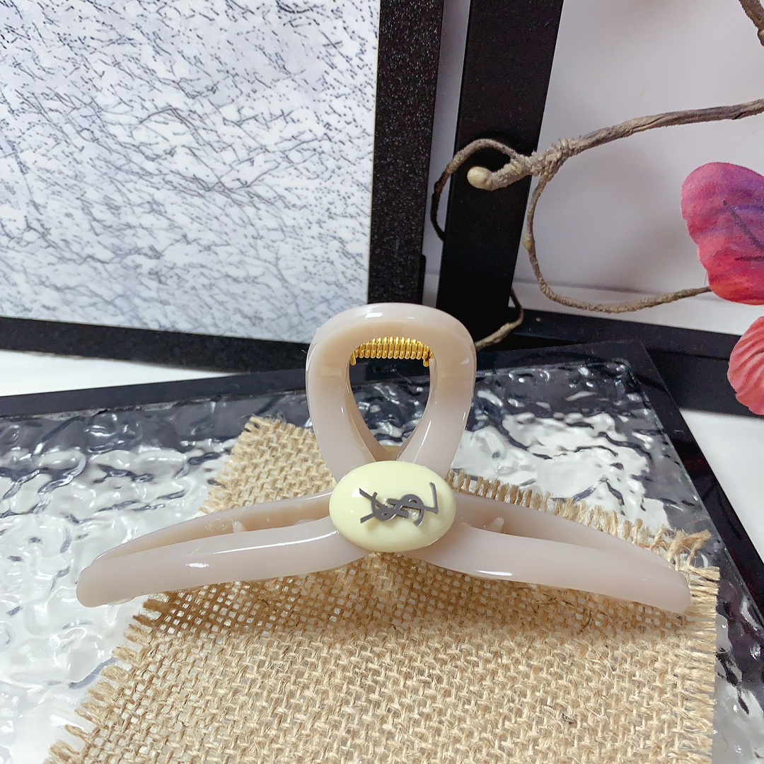 Fashion Statement: 99 YSL St. Roland Hairpin Collection and Achillelogo’s Tweed Treasures - 图片 2