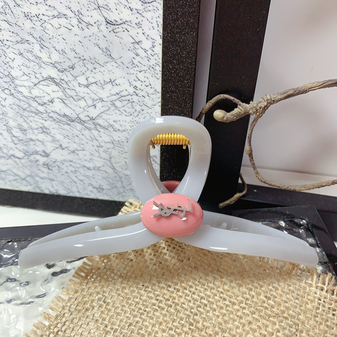 Fashion Statement: 99 YSL St. Roland Hairpin Collection and Achillelogo’s Tweed Treasures - 图片 3