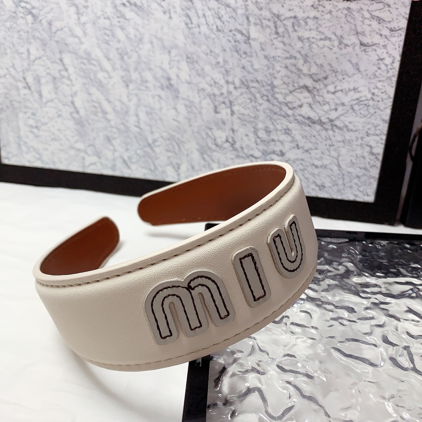 NO:300969,50 miumiu miumiu hairband new leather logo light luxury style hairband temperament versatile little fairy must-apple single product full of celebrity style ~ treasure style closed eyes recommended (single) hairpins, hairpins, miumiu, hairpins1986090950 miumiu缪缪 miumiu发箍 新款皮质 logo轻奢风发箍气质百搭小仙女必入单品名媛风十足～宝藏款 闭眼入推荐款（单个）发夹,发夹,miumiu,hairpins,accessory