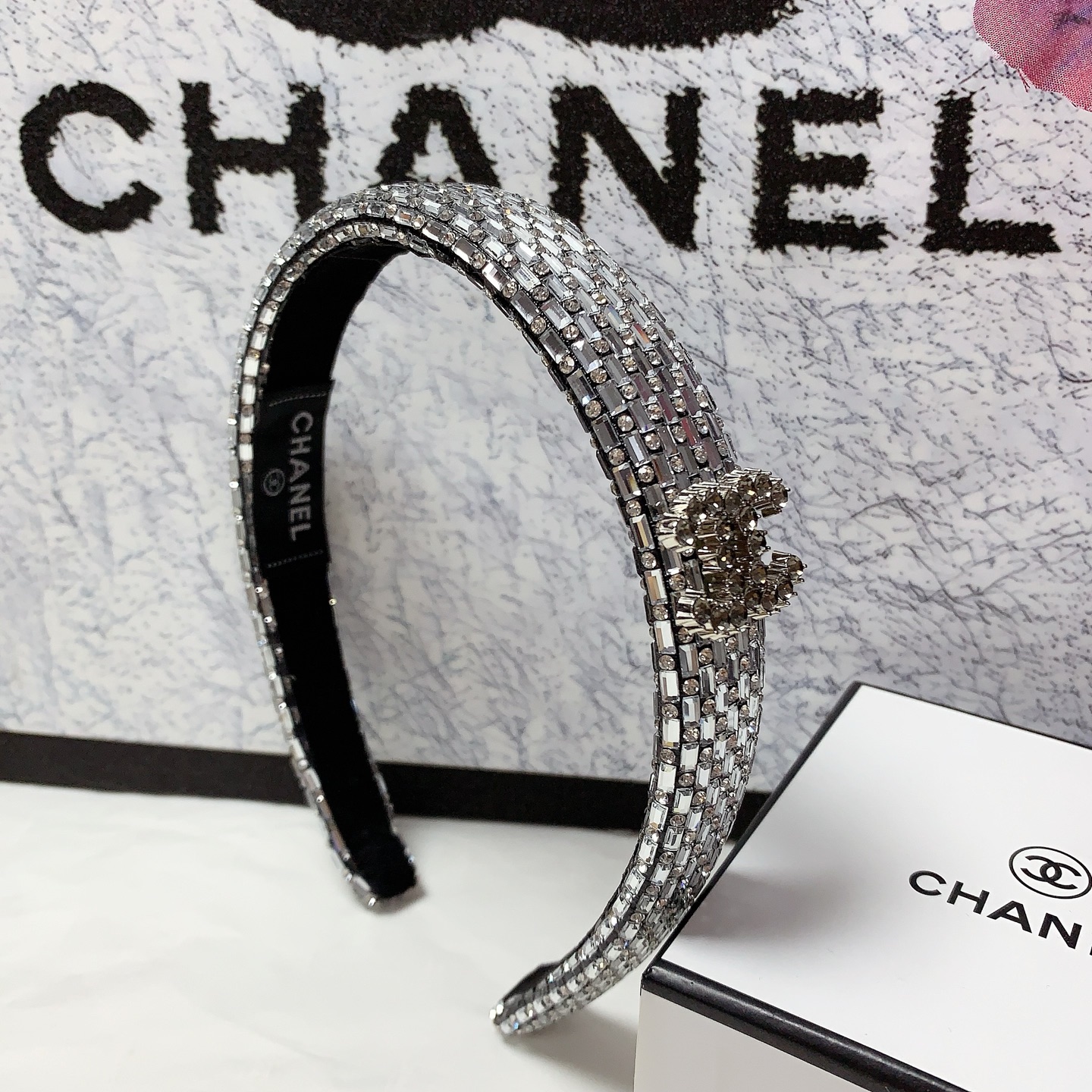  chanel小香
chanel发箍
满钻 logo轻奢风发箍气质百搭小仙女必入单品名媛风十足～宝藏款 