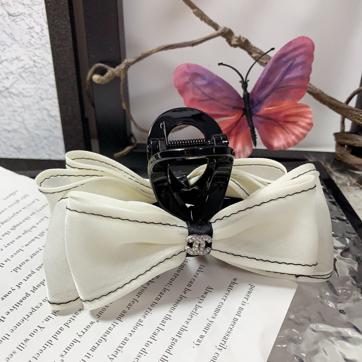 NO:300978,45 Chanel Xiaoxiang Chanel clip, bow logo clip, versatile temperament, daily exquisite items, must-have items for fairies, treasure style, recommended style for closed eyes (single with hairband box) hairpins, hairpins, chanel, hairpins1986090945 chanel小香 chanel抓夹 蝴蝶结logo抓夹 气质百搭 日常精致小单品 小仙女必入单品 宝藏款 闭眼入推荐款（单个配发箍盒）发夹,发夹,chanel,hairpins,accessory