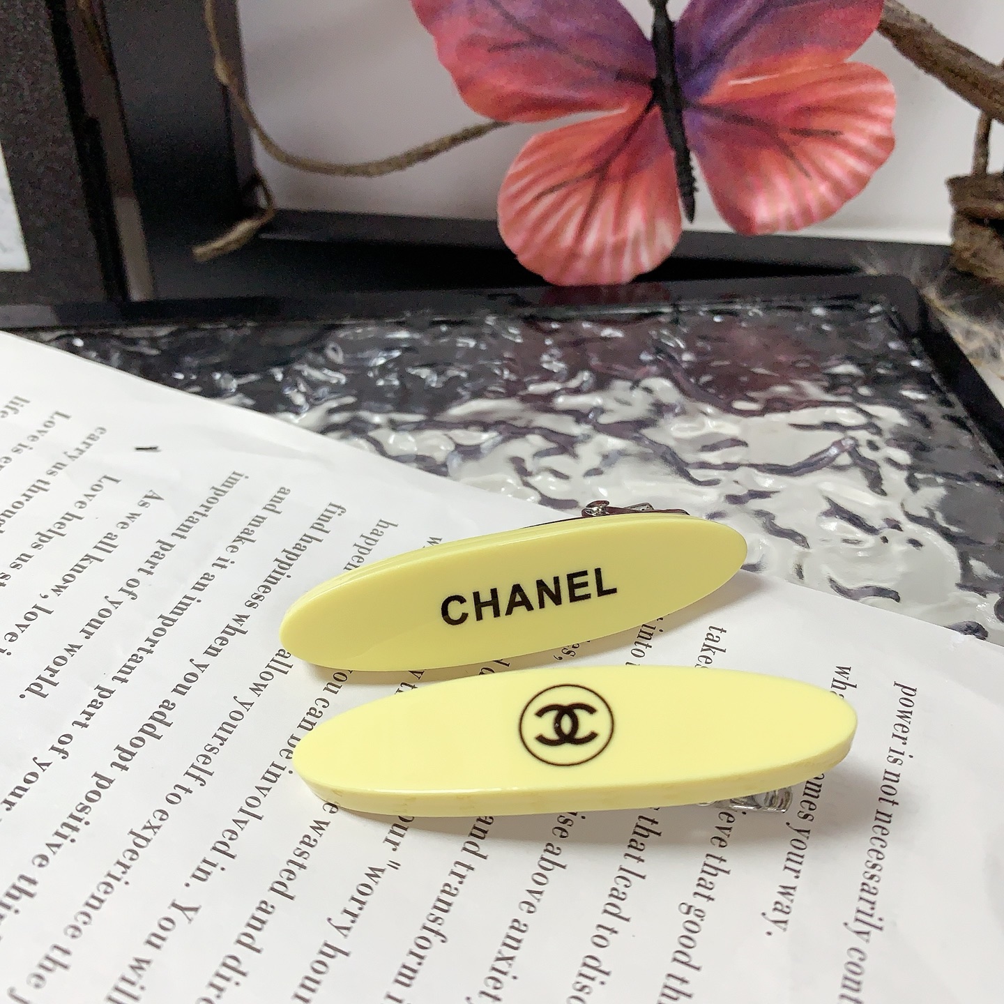 NO:300981,40 Chanel Xiaoxiang Chanel Press Clip Acrylic AB logo Press Clip Edge Clip Bangs Clip Daily exquisite small items Temperament versatile little fairy must-have items Treasure model Close eyes Recommended (one pair) hairpin, hairpin, chanel, hairpins1986090940 chanel小香 chanel压夹 亚克力 AB款 logo压夹边夹刘海夹日常精致小单品 气质百搭小仙女必入单品 宝藏款 闭眼入推荐款（一对）发夹,发夹,chanel,hairpins,accessory