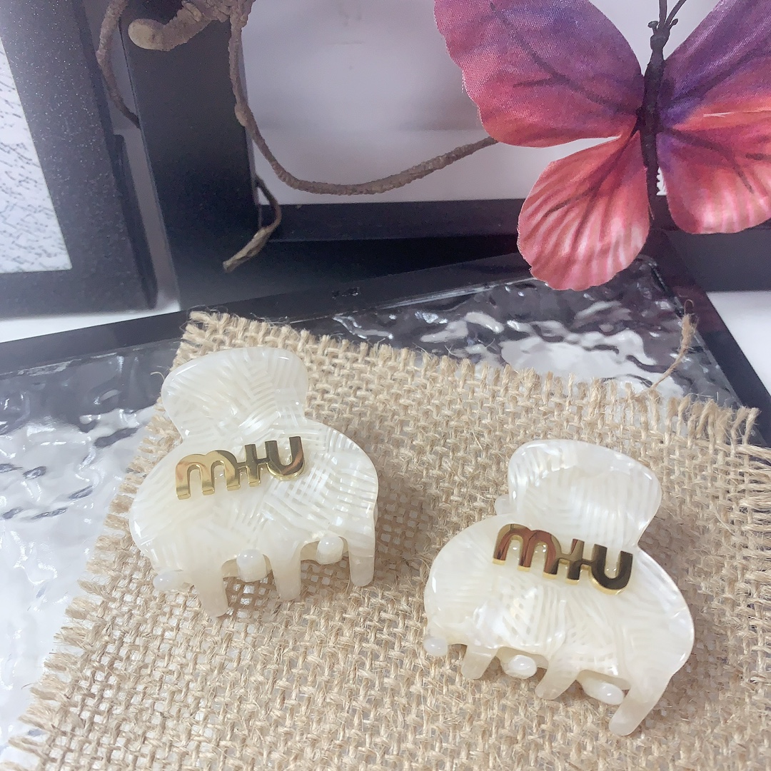 miumiu miumiu pinza para el cabello pinza pequeña de logotipo acrílico, elegante y versátil, pequeño accesorio diario r…