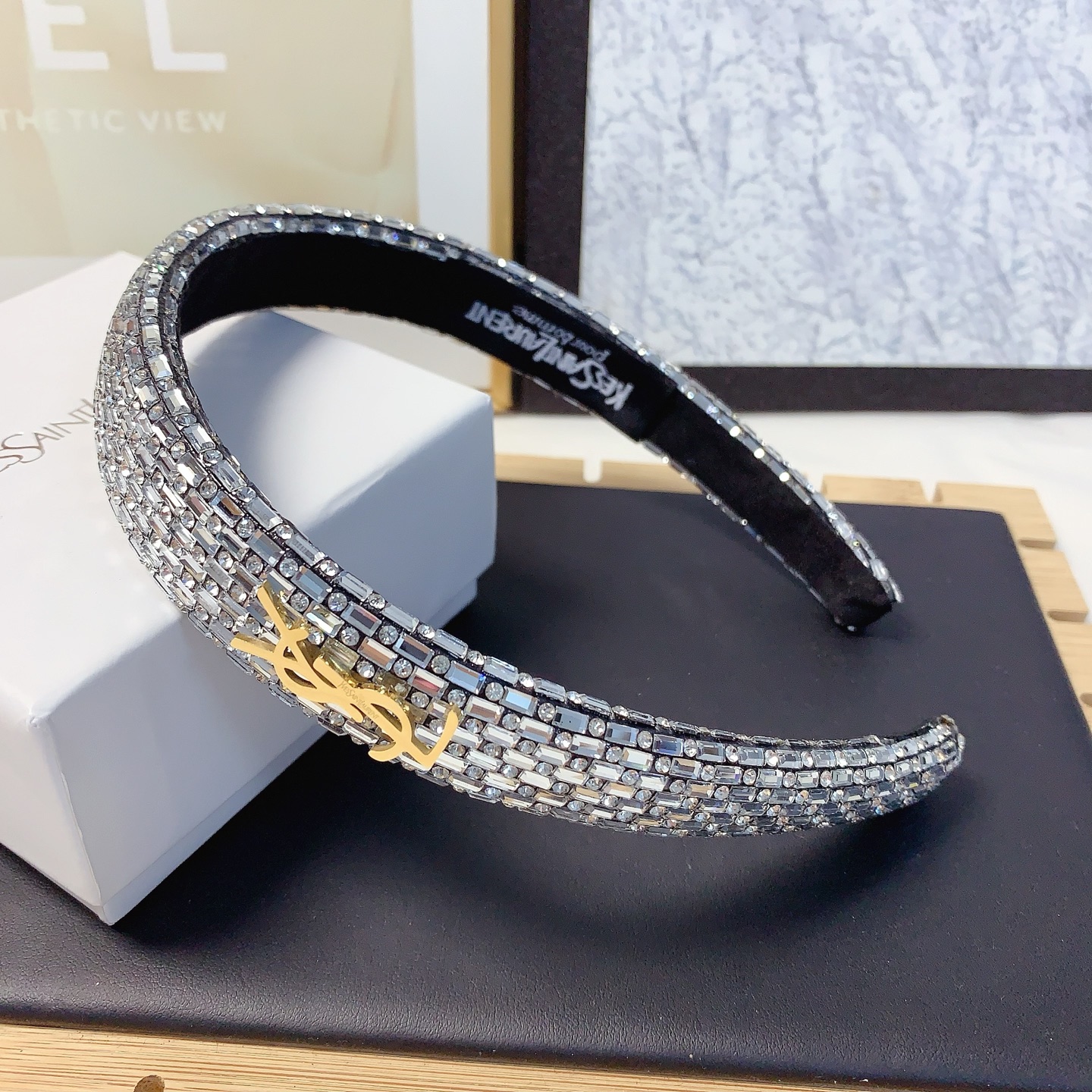 YSL Saint Laurent, diadema YSL, diadema de estilo lujoso con logo de titanio y acero lleno de diamantes, artículo impre…