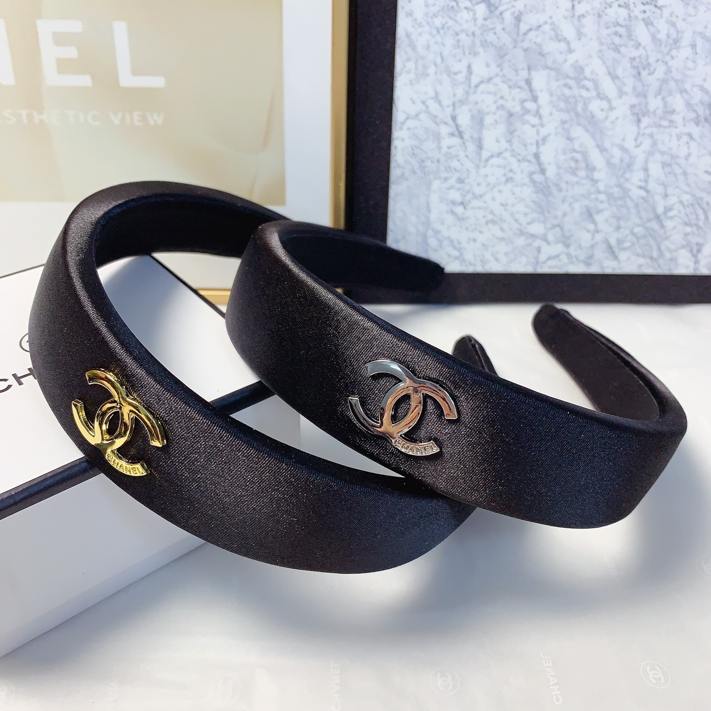 Chanel pequeño Chanel, diadema Chanel, diadema de estilo lujoso con logo doble C simple, artículo imprescindible para h…