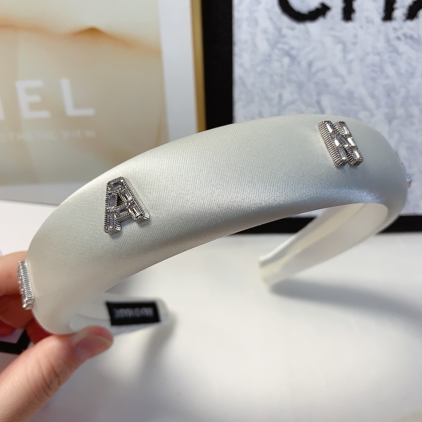  chanel小香
chanel发箍
满钻字母logo轻奢风发箍气质百搭小仙女必入单品名媛风十足～宝藏款