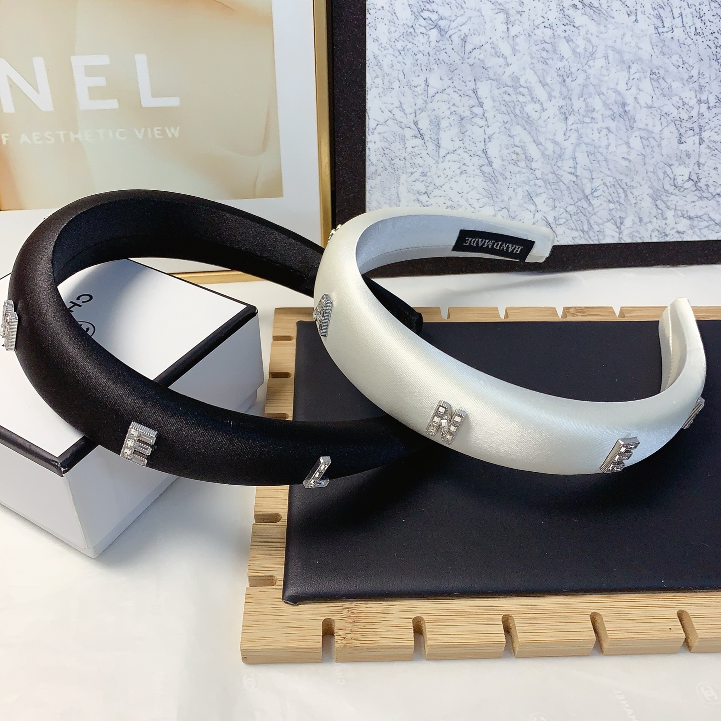  chanel小香
chanel发箍
满钻字母logo轻奢风发箍气质百搭小仙女必入单品名媛风十足～宝藏款