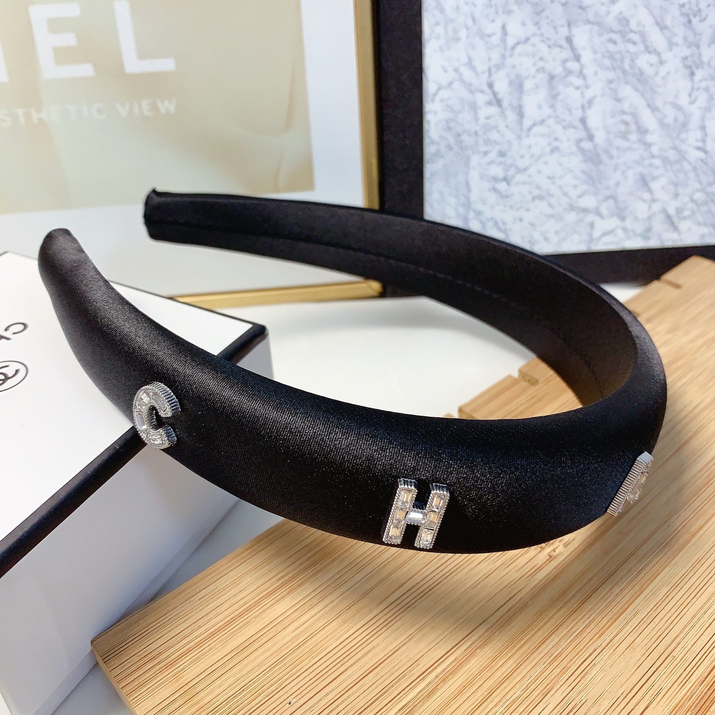  chanel小香
chanel发箍
满钻字母logo轻奢风发箍气质百搭小仙女必入单品名媛风十足～宝藏款