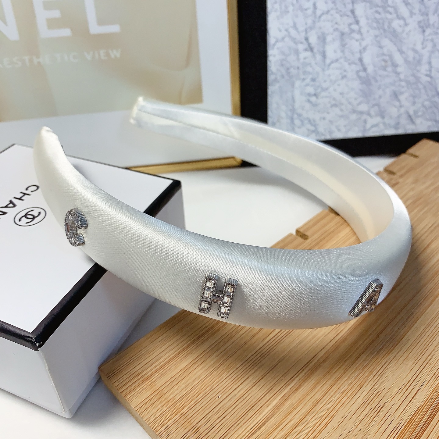  chanel小香
chanel发箍
满钻字母logo轻奢风发箍气质百搭小仙女必入单品名媛风十足～宝藏款