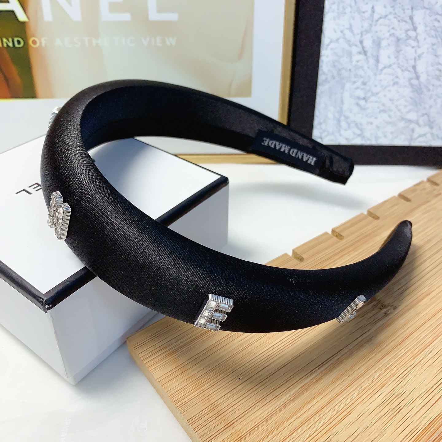  chanel小香
chanel发箍
满钻字母logo轻奢风发箍气质百搭小仙女必入单品名媛风十足～宝藏款