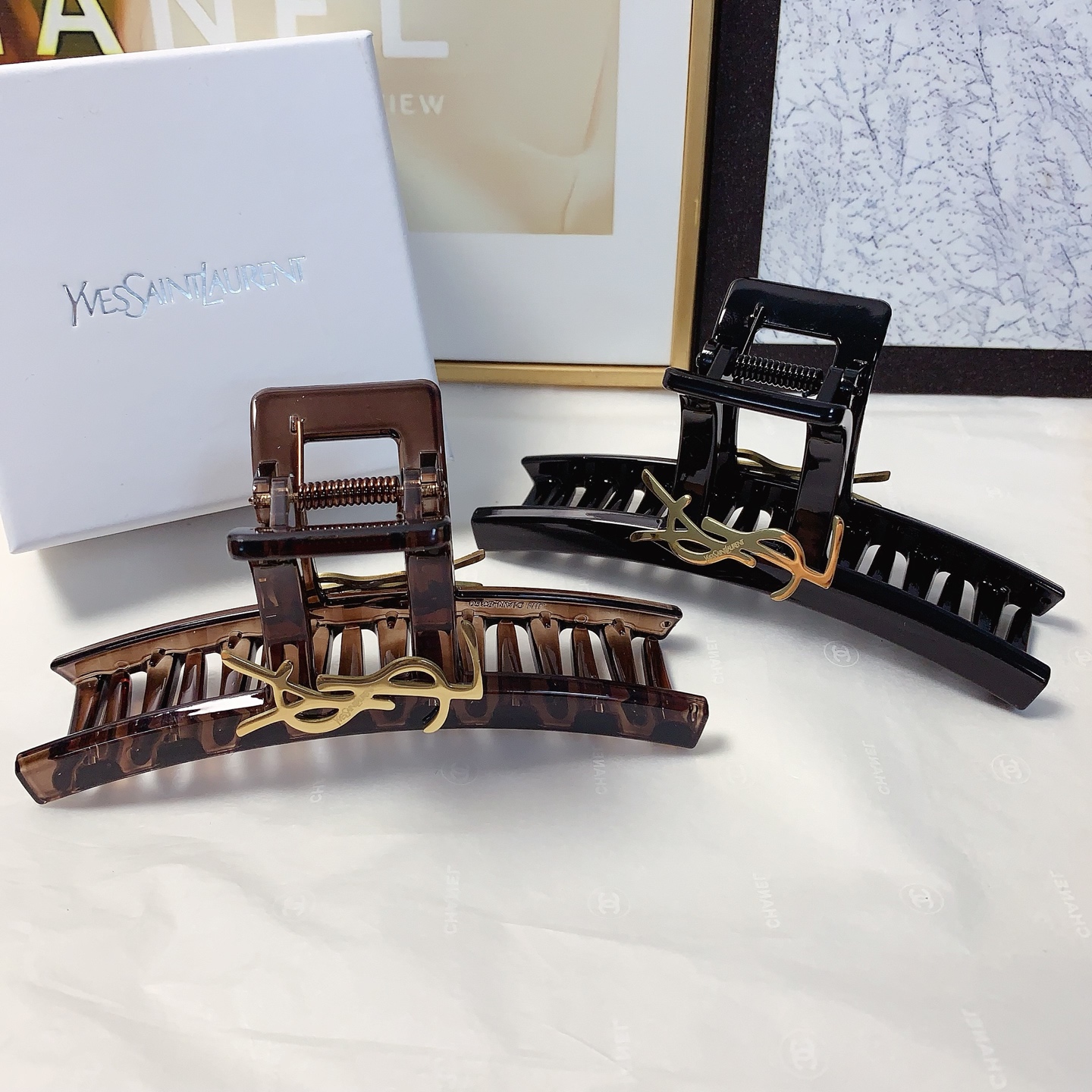 YSL Saint Laurent pinza para el cabello pinza de logo de acrílico y titanio, elegante y versátil, pequeño accesorio dia…