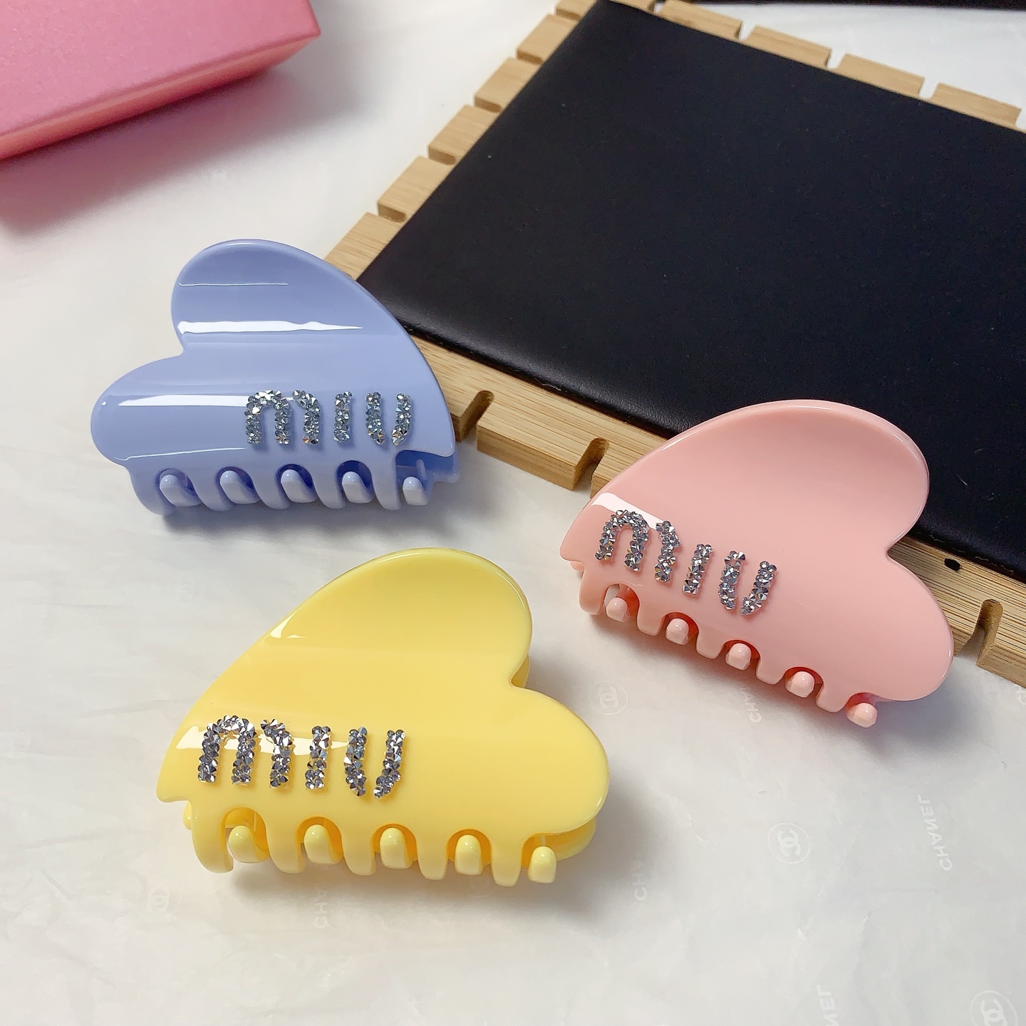 Miu Miu, pinza Miu Miu, pinza de acrílico con logo en forma de corazón 💟, elegante y versátil, pequeño accesorio diari…