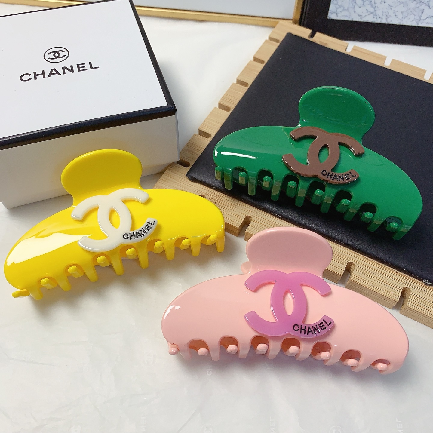Chanel pequeño Chanel pinza de pelo Chanel pinza de logo de acrílico de colores, elegante y versátil, pequeño accesorio…