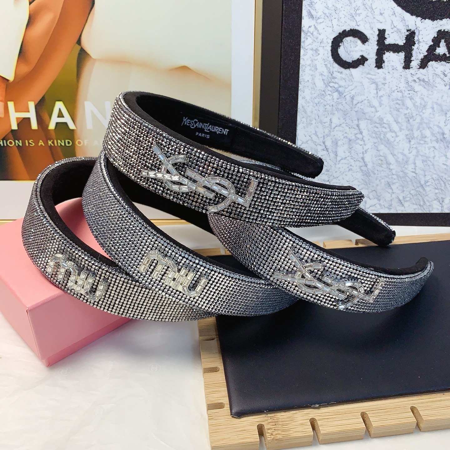 NO:301630,Miumiu Miumiu hairband Full diamond Czech diamond logo light luxury style hairband temperament versatile little fairy must-apply single product full of celebrity style ~ treasure style closed eyes recommended model (single 50) hairpins, hairpins, miumiu, hairpins19860909miumiu缪缪 miumiu发箍 满钻捷克钻logo轻奢风发箍气质百搭小仙女必入单品名媛风十足～宝藏款 闭眼入推荐款（单个50）发夹,发夹,miumiu,hairpins,accessory