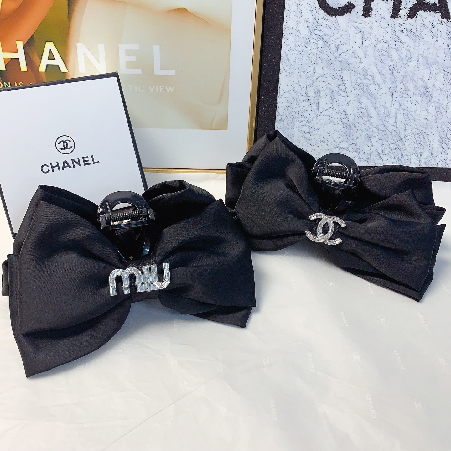 NO:301639,Chanel Xiaoxiang Miumiu hairpin, satin bow, Czech diamond logo clip, versatile temperament, daily exquisite items, must-have items for fairies, treasure style, recommended style for closed eyes (single 45 with hairband box) hairpin, hairpin, chanel, miumiu, hairpins19860909chanel小香 miumiu缪缪发夹 缎面蝴蝶结捷克钻logo抓夹 气质百搭 日常精致小单品 小仙女必入单品 宝藏款 闭眼入推荐款（单个45配发箍盒）发夹,发夹,chanel,miumiu,hairpins,accessory