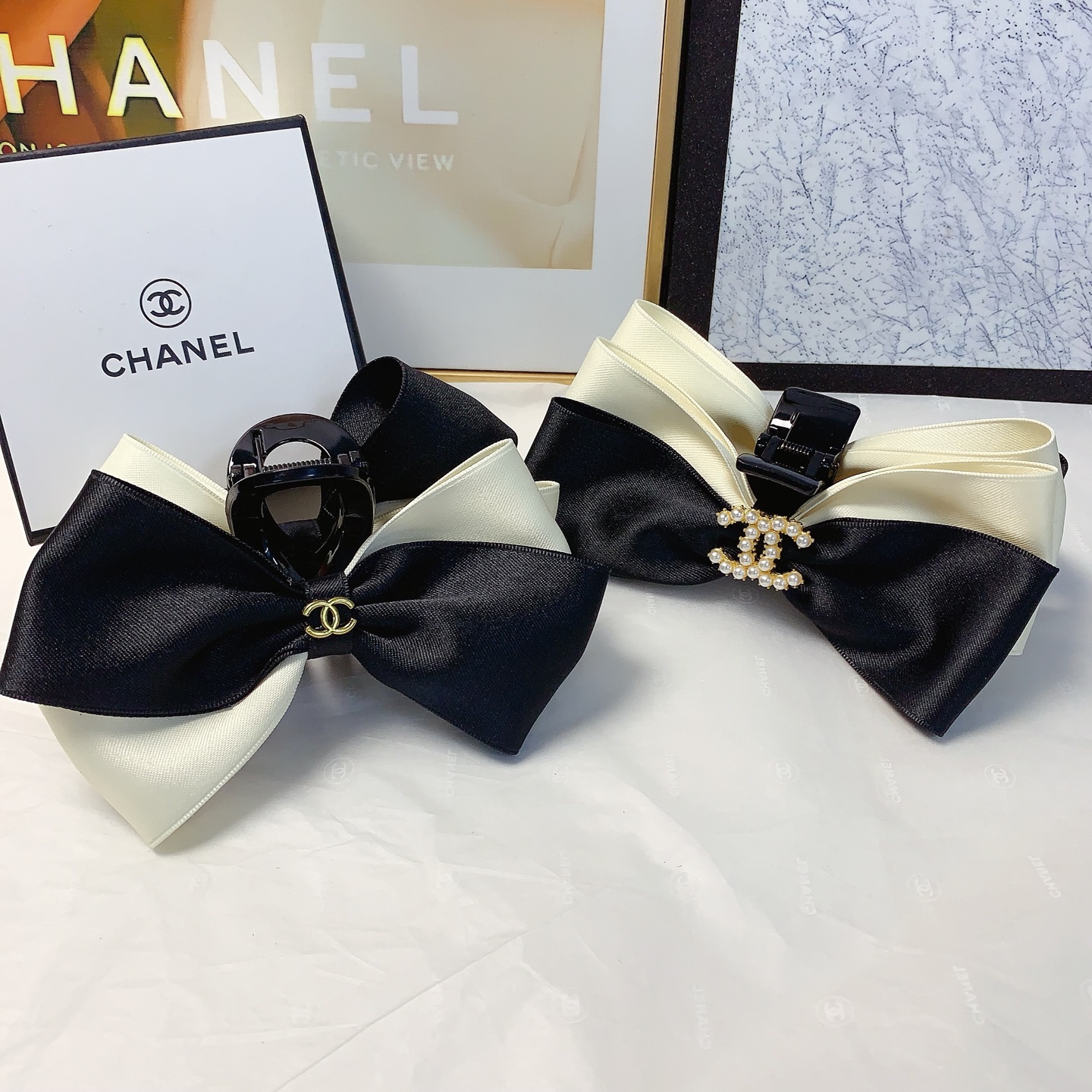 NO:301642,Chanel Xiaoxiang Chanel hairpins, bow logo clips, versatile temperament, daily exquisite items, must-have items for fairies, treasure style, recommended style for closed eyes (single 45-piece with hairband box) hairpins, hairpins, chanel, hairpins19860909chanel小香 chanel发夹 蝴蝶结logo抓夹 气质百搭 日常精致小单品 小仙女必入单品 宝藏款 闭眼入推荐款（单个45配发箍盒）发夹,发夹,chanel,hairpins,accessory