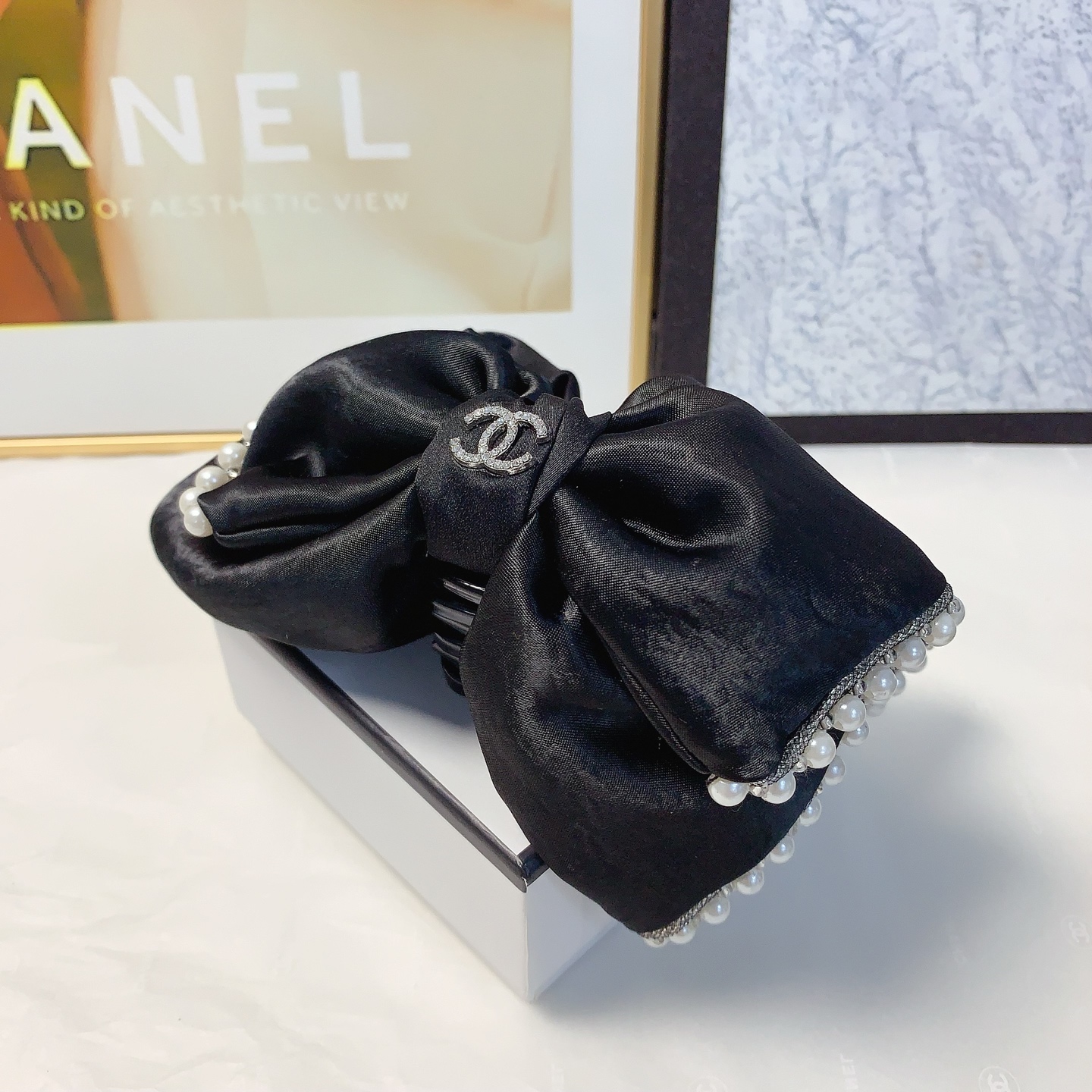 Chanel pequeño Chanel pinza de pelo Chanel pinza de borde de perlas de satén, elegante y versátil, pequeño accesorio di…