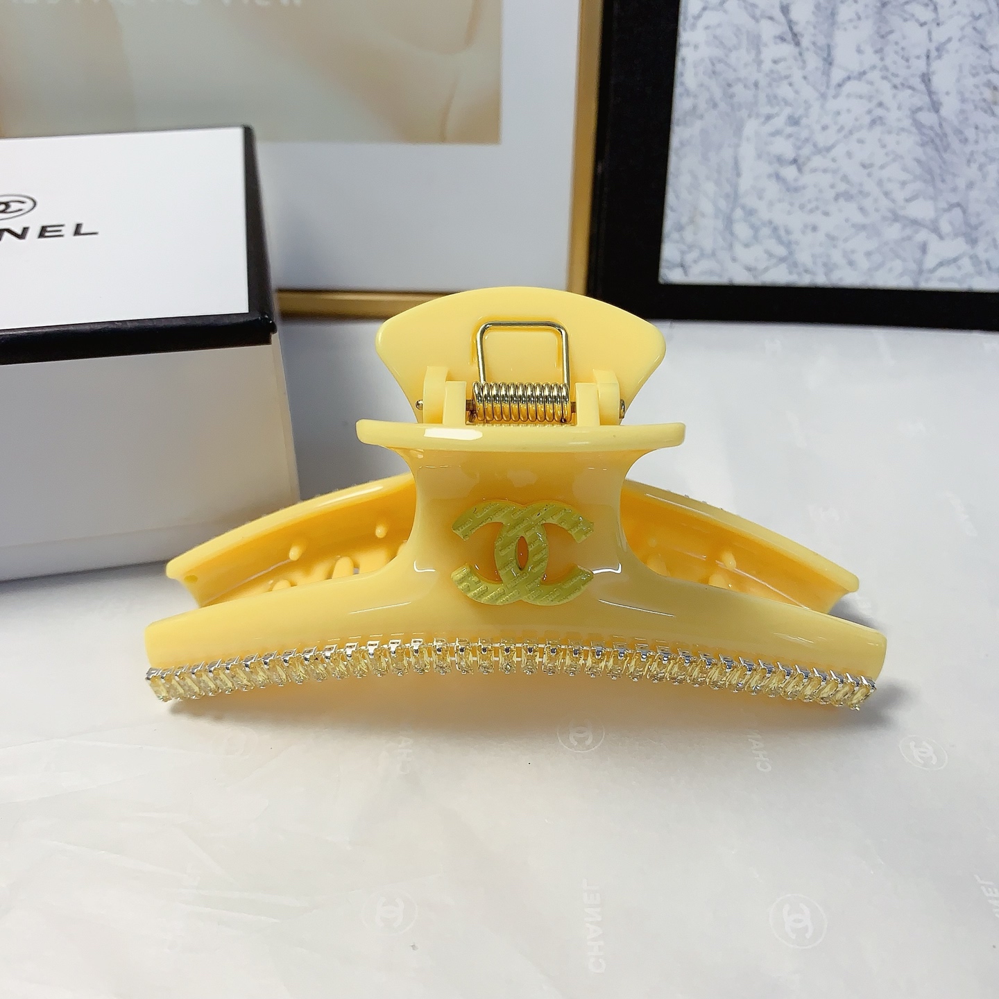 NO:301658,50chanel small fragrance chanel hairpin Czech diamond logo clip versatile temperament and exquisite daily items. Must-in-apple items for fairies. Treasure model. Recommended style for closed eyes (single with hairband box) hairpin, hairpin, chanel, hairpins1986090950chanel小香 chanel发夹 捷克钻logo抓夹 气质百搭 日常精致小单品 小仙女必入单品 宝藏款 闭眼入推荐款（单个配发箍盒）发夹,发夹,chanel,hairpins,accessory