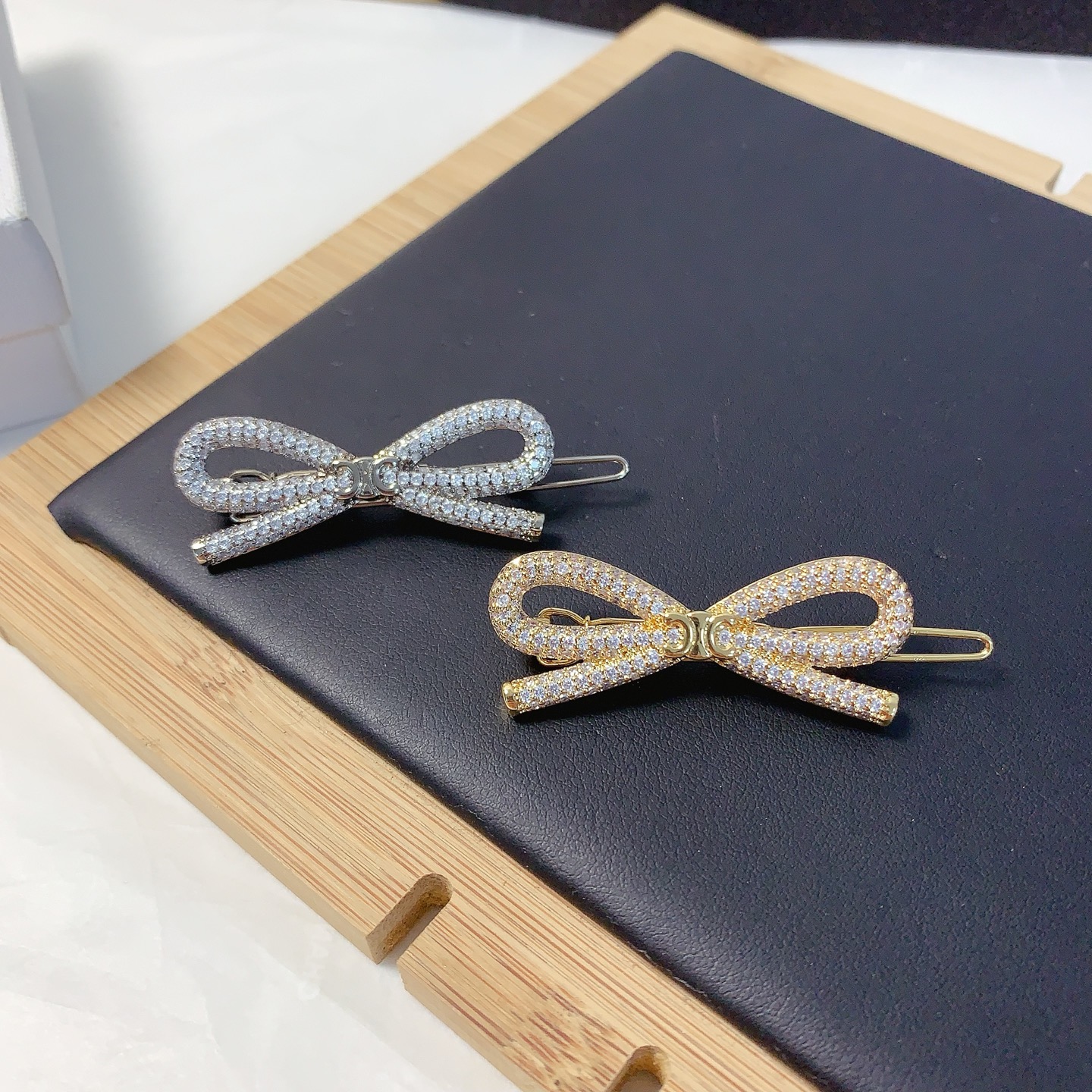 NO:301645,50 celine Arc de Triomphe hairpin full diamond bow with one-shaped edge clip bang clip press clip daily exquisite small items, temperament versatile little fairy must-have items Treasure model Closed eyes recommended (single) hairpin, hairpin, celine, celine, hairpins1986090950 celine赛琳 凯旋门发夹 满钻蝴蝶结一字夹边夹刘海夹压夹日常精致小单品 气质百搭小仙女必入单品 宝藏款 闭眼入推荐款（单个）发夹,发夹,celine,celine,hairpins,accessory