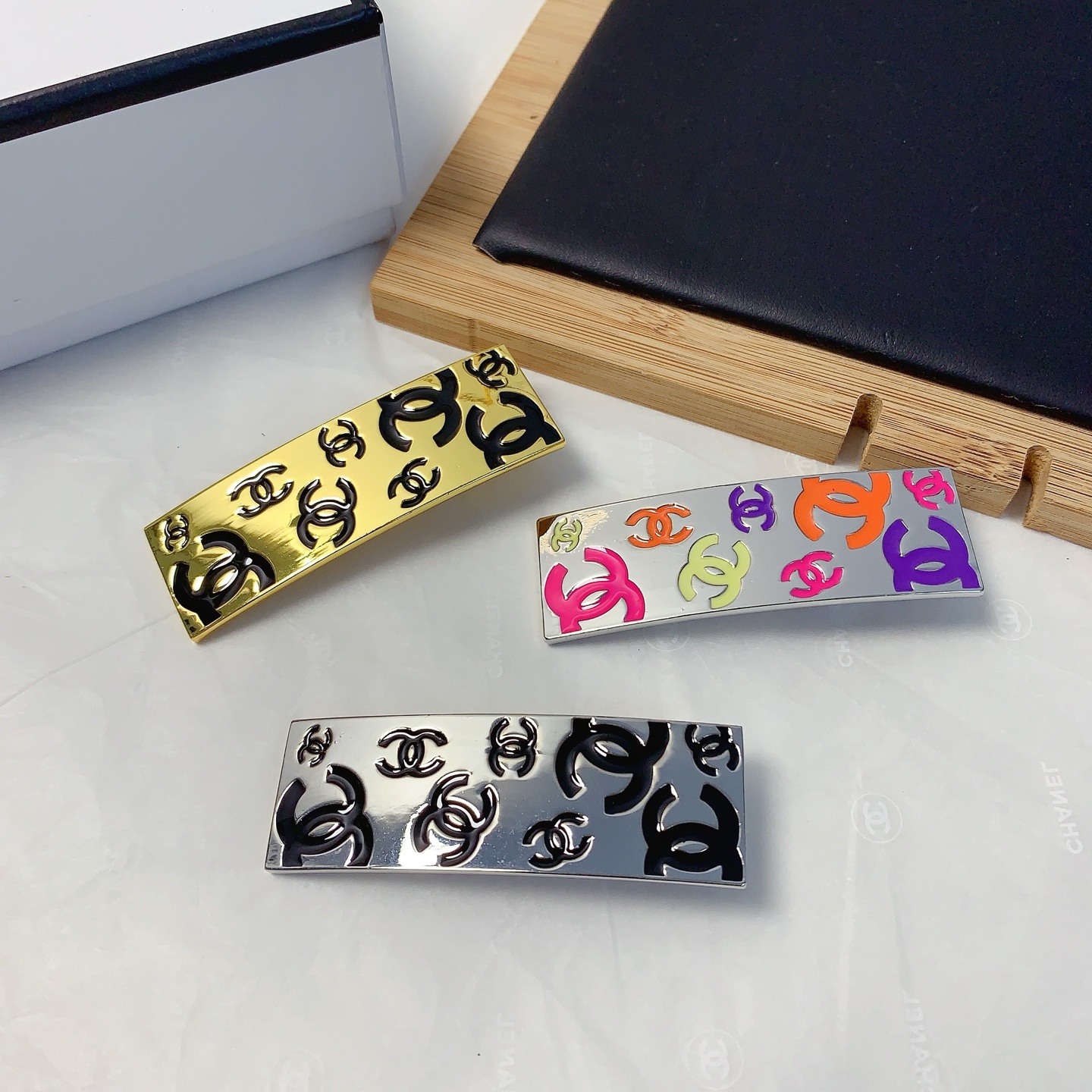 NO:301649,45 Chanel Xiaoxiang Chanel Hairpins New oil-dripping metal edge clip bang clip press clip daily exquisite small items, temperament versatile little fairy must-in-one items Treasure model Closed eyes recommended (single) hairpins, hairpins, chanel, hairpins1986090945 chanel小香 chanel发夹 新款滴油金属边夹刘海夹压夹日常精致小单品 气质百搭小仙女必入单品 宝藏款 闭眼入推荐款（单个）发夹,发夹,chanel,hairpins,accessory