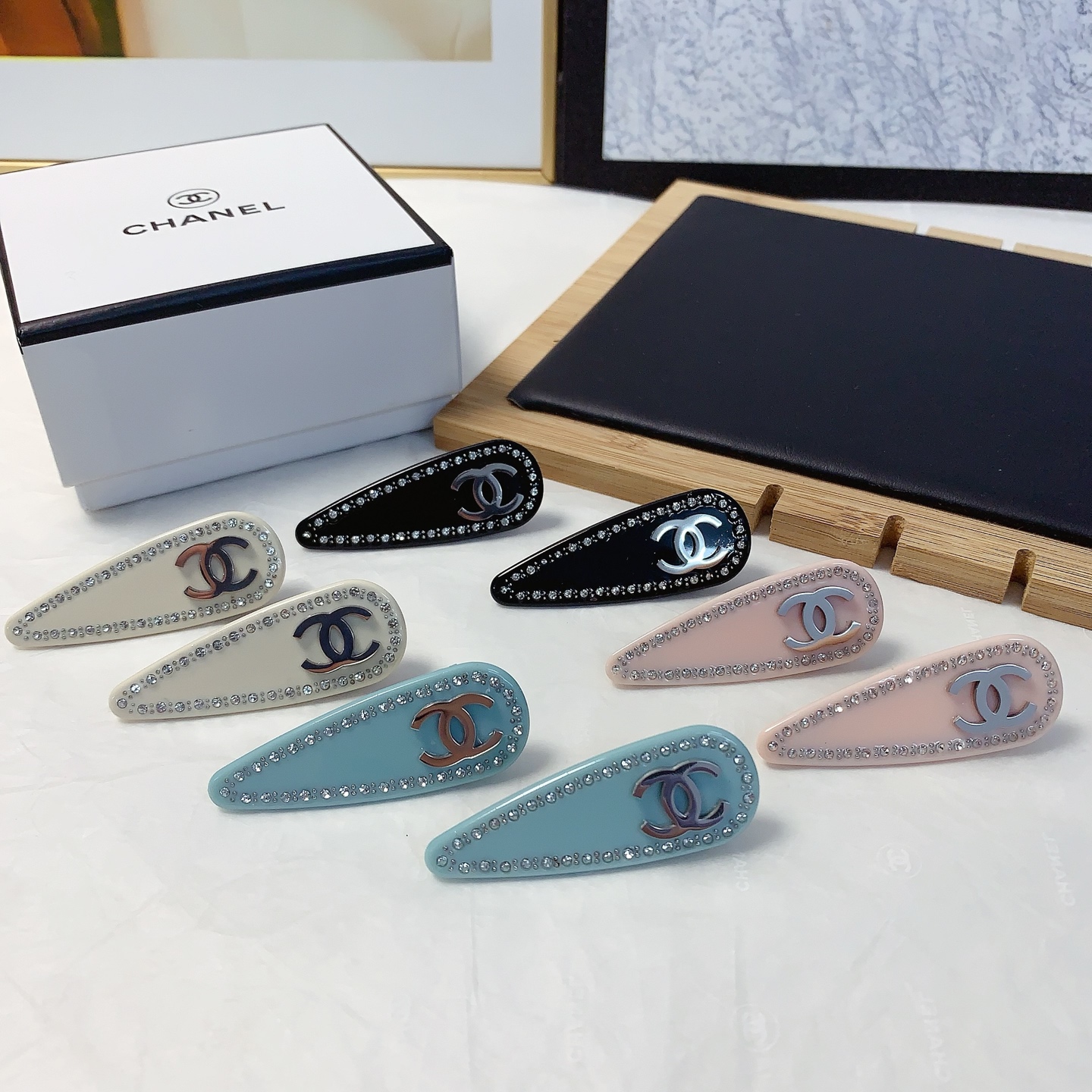 NO:301651,55chanel Xiaoxiang Chanel Hairpins New titanium steel logo edge clip bang clip press clip daily exquisite small items, temperament versatile little fairy must-have items, treasure model, closed eyes recommended style (a pair of hairpins, hairpins, chanel, hairpins1986090955chanel小香 chanel发夹 新款钛钢logo边夹刘海夹压夹日常精致小单品 气质百搭小仙女必入单品 宝藏款 闭眼入推荐款（一对发夹,发夹,chanel,hairpins,accessory