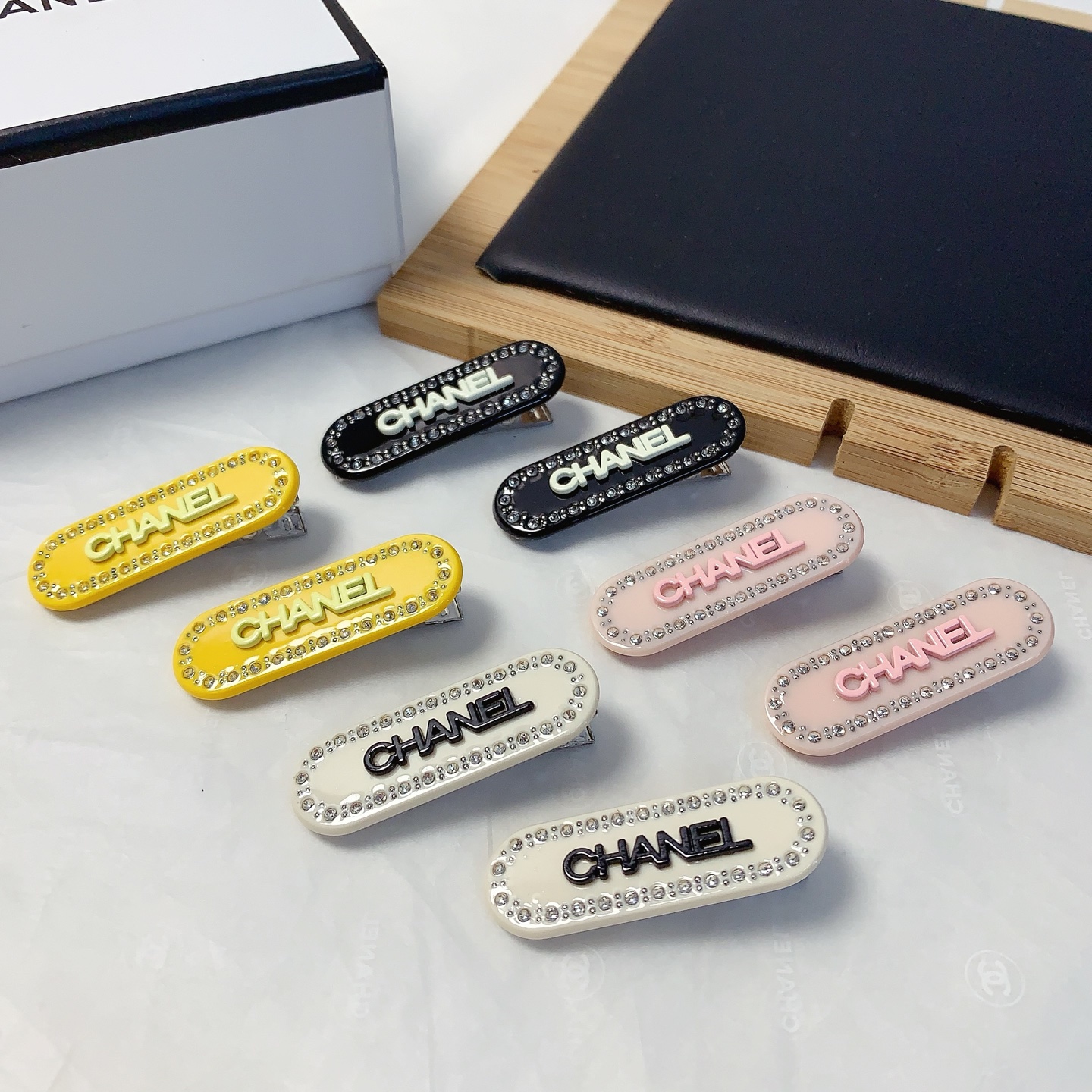 NO:301653,55 Chanel Xiaoxiang Chanel Hairpins New logo edge clip bang clip press clip daily exquisite small items, temperament versatile little fairy must-have items, treasure style, recommended style for closed eyes (a pair of hairpins, hairpins, chanel, hairpins1986090955 chanel小香 chanel发夹 新款logo边夹刘海夹压夹日常精致小单品 气质百搭小仙女必入单品 宝藏款 闭眼入推荐款（一对发夹,发夹,chanel,hairpins,accessory