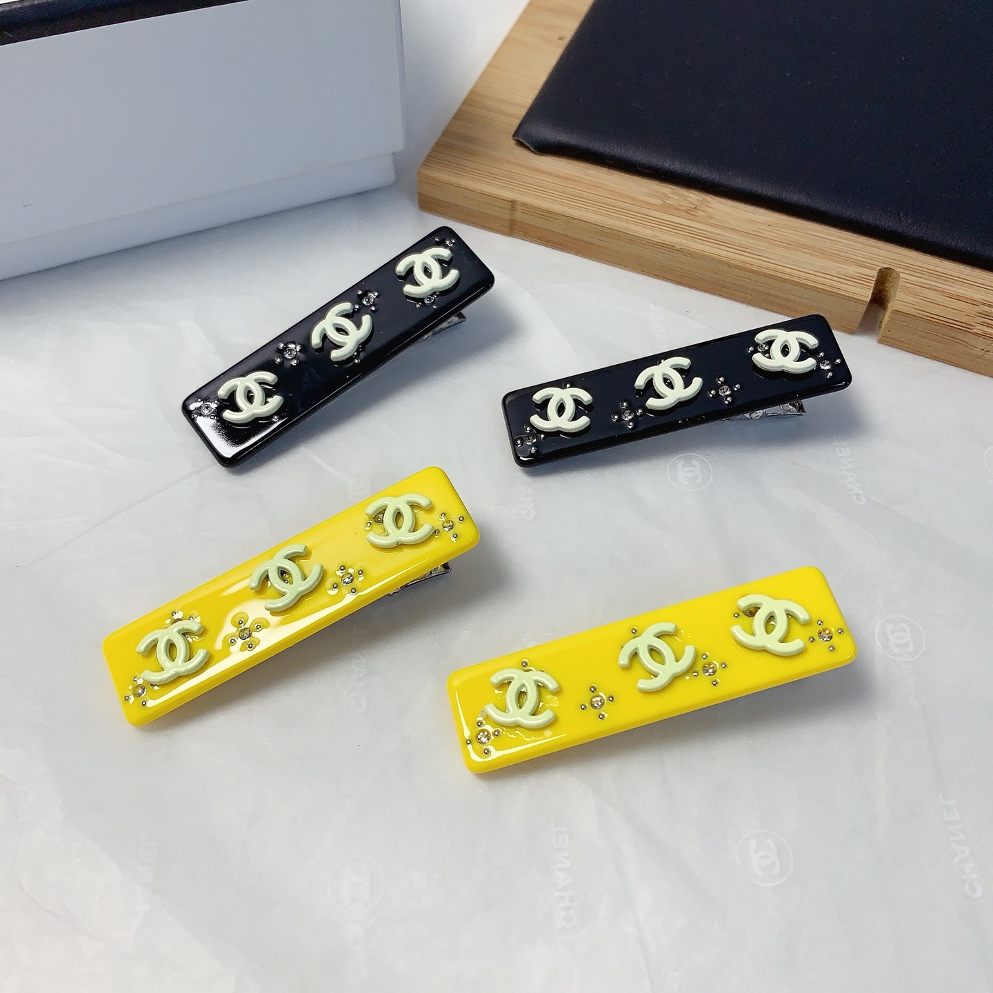 NO:301655,55 Chanel Xiaoxiang Chanel Hairpins New logo edge clip bang clip press clip daily exquisite small items, temperament versatile little fairy must-have items Treasure model Close eyes recommended (one pair) hairpins, hairpins, chanel, hairpins1986090955 chanel小香 chanel发夹 新款logo边夹刘海夹压夹日常精致小单品 气质百搭小仙女必入单品 宝藏款 闭眼入推荐款（一对）发夹,发夹,chanel,hairpins,accessory