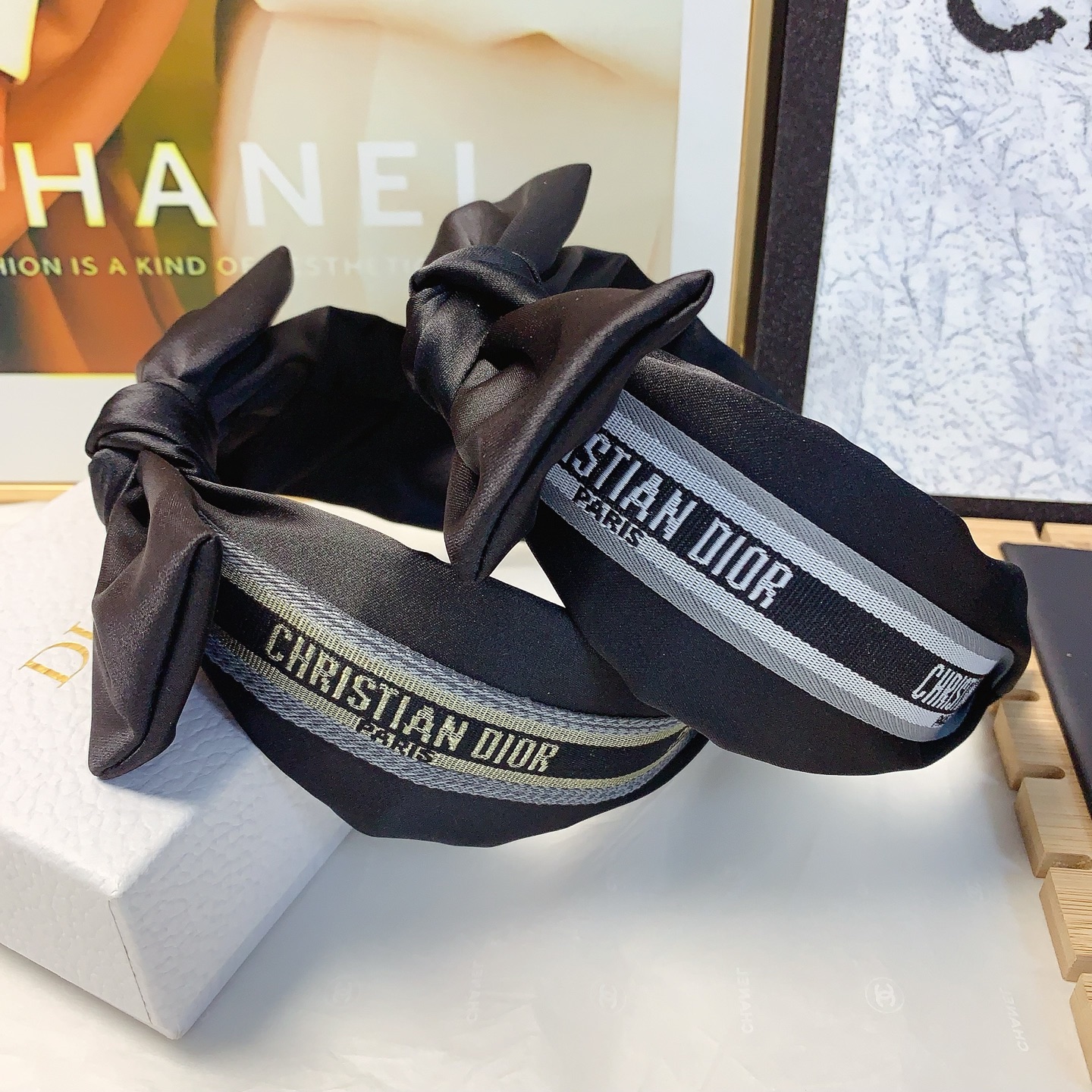 NO:301657,45 Dior Dior headband bow embroidery logo light luxury style hairband temperament versatile little fairy must-enter single product full of celebrity style ~ treasure style recommended style closed eyes (single hairpin, hairpin, dior, dior, hairpins1986090945 Dior迪奥 Dior发箍 蝴蝶结刺绣logo轻奢风发箍气质百搭小仙女必入单品名媛风十足～宝藏款 闭眼入推荐款（单个发夹,发夹,dior,dior,hairpins,accessory