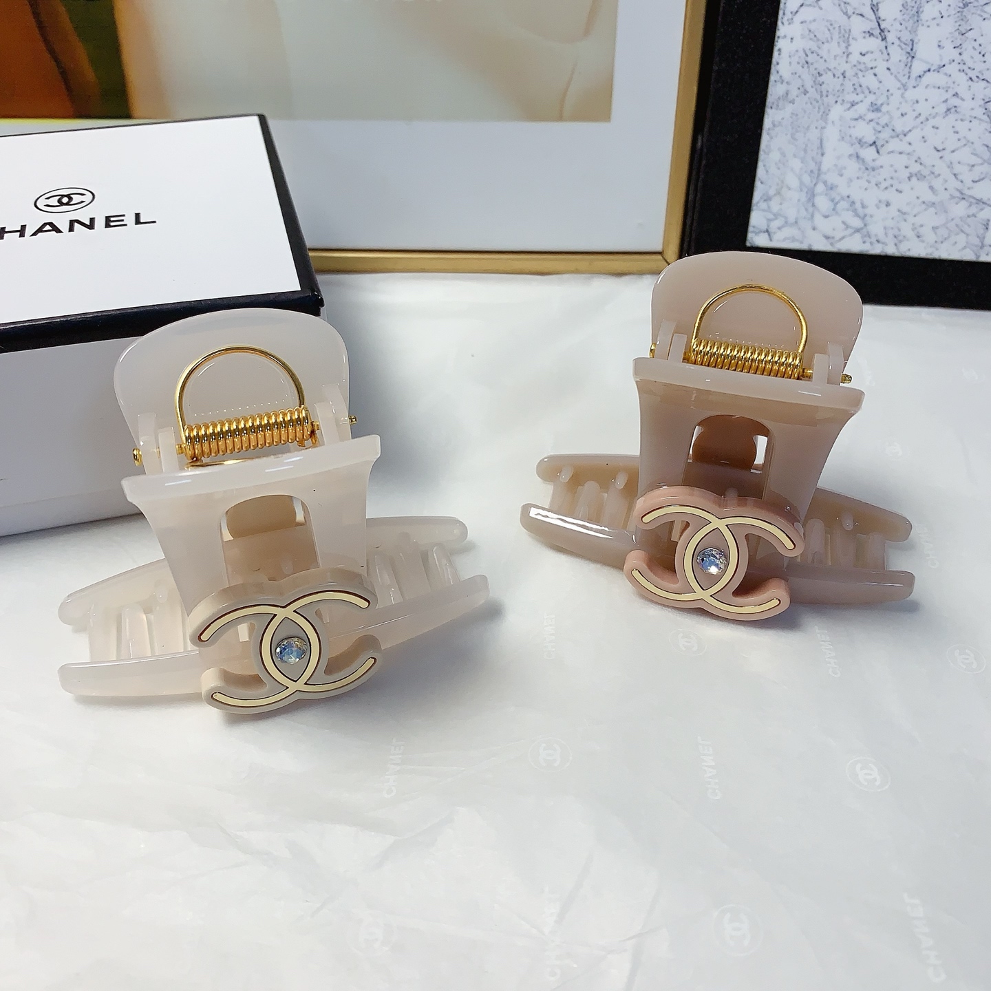 NO:301661,45 Chanel Xiaoxiang Chanel Hairpins Acetic Acid Logo Clips Evergrande Temperament Everyday exquisite items Little fairy must-have items Treasure style Closed eyes Recommended (single) hairpins, hairpins, chanel, hairpins1986090945 chanel小香 chanel发夹 醋酸logo抓夹 气质百搭 日常精致小单品 小仙女必入单品 宝藏款 闭眼入推荐款（单个）发夹,发夹,chanel,hairpins,accessory