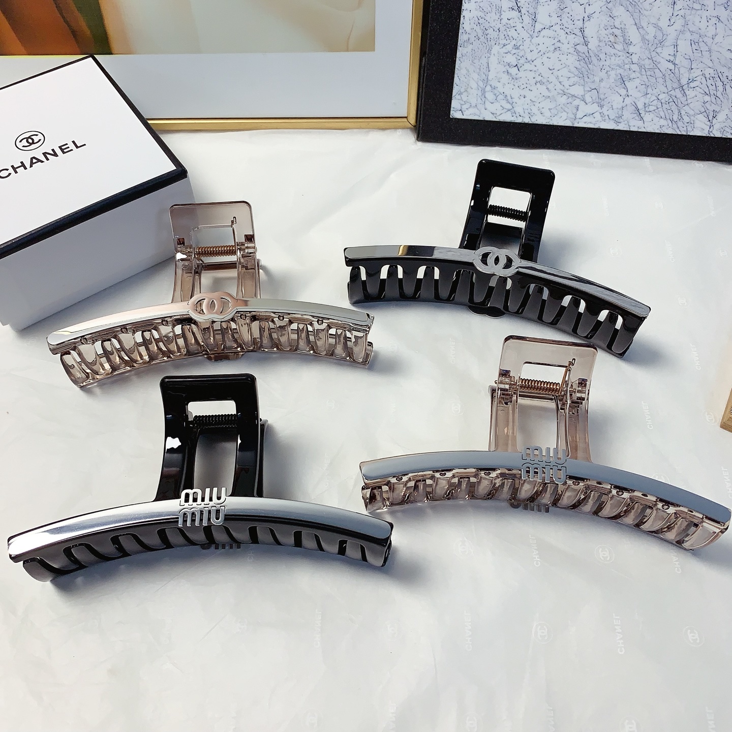 NO:301656,45 Chanel Xiaoxiang Miumiu Titanium steel logo clip, versatile temperament, daily exquisite items, must-have items for fairies, treasure style, recommended style for closed eyes (single with hairband box) hairpins, hairpins, chanel, miumiu, hairpins1986090945 chanel小香 miumiu缪缪 钛钢logo抓夹 气质百搭 日常精致小单品 小仙女必入单品 宝藏款 闭眼入推荐款（单个配发箍盒）发夹,发夹,chanel,miumiu,hairpins,accessory