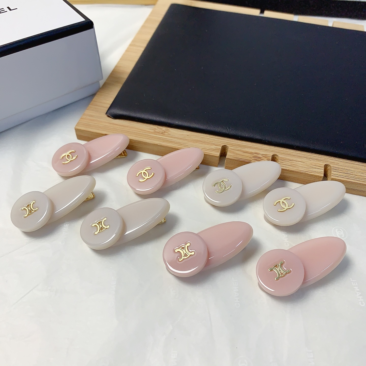 NO:301654,55 Chanel Xiaoxiang Celine Celine Acetate logo edge clip bang clip press clip daily exquisite small items, temperament versatile little fairy must-have items Treasure model Close eyes recommended (one pair) hairpin, hairpin, celine, celine, chanel, hairpins1986090955 chanel小香 celine赛琳 醋酸logo边夹刘海夹压夹日常精致小单品 气质百搭小仙女必入单品 宝藏款 闭眼入推荐款（一对）发夹,发夹,celine,celine,chanel,hairpins,accessory