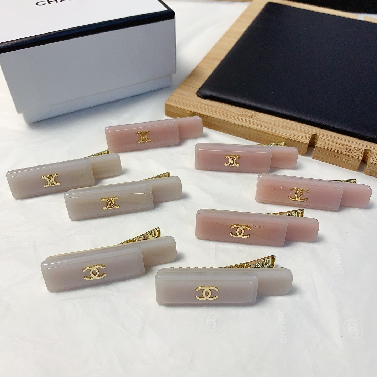 NO:301652,55chanel Xiaoxiang celine Celine Acetate logo edge clip bang clip press daily exquisite small items, temperament versatile little fairy must-have items, treasure model, closed eyes recommended (one pair) hairpin, hairpin, celine, celine, chanel, hairpins1986090955chanel小香 celine赛琳 醋酸logo边夹刘海夹压夹日常精致小单品 气质百搭小仙女必入单品 宝藏款 闭眼入推荐款（一对）发夹,发夹,celine,celine,chanel,hairpins,accessory