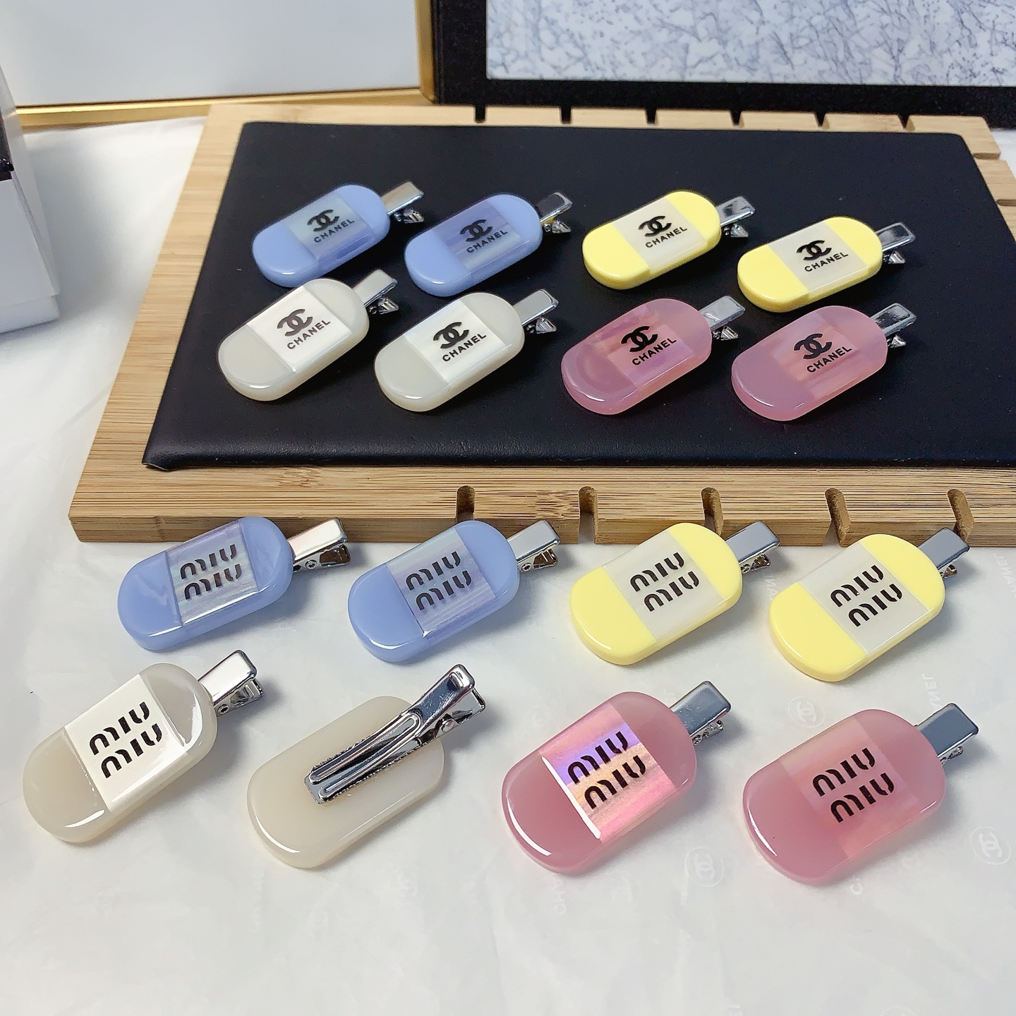 NO:301650,50 Chanel Xiaoxiang Miumiu Miumiu Acetic acid logo edge clip bang clip press clip daily exquisite small items, temperament versatile little fairy must-have items, treasure model, closed eyes recommended style (one pair) hairpins, hairpins, chanel, miumiu, hairpins1986090950 chanel小香 miumiu缪缪 醋酸logo边夹刘海夹压夹日常精致小单品 气质百搭小仙女必入单品 宝藏款 闭眼入推荐款（一对）发夹,发夹,chanel,miumiu,hairpins,accessory