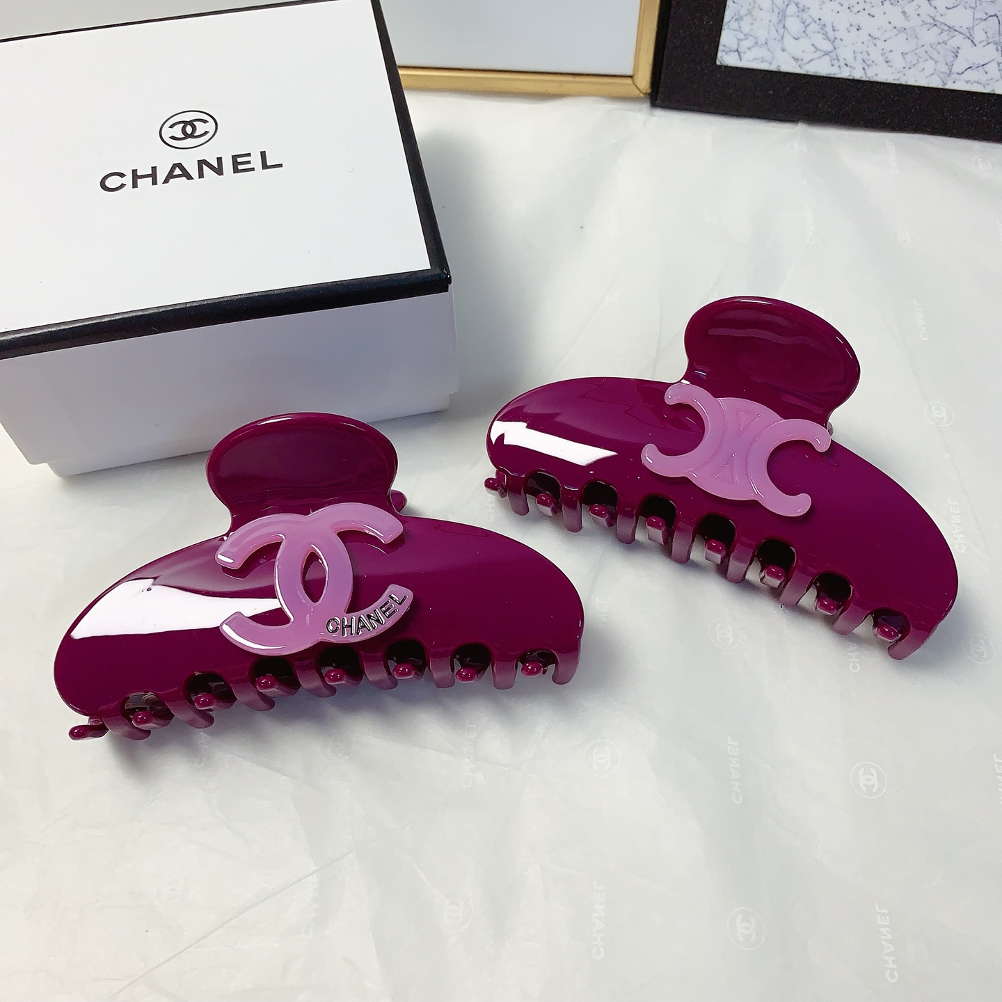 Chanel pequeño Chanel celine Celine, pinza de acrílico con logo, elegante y versátil, pequeño accesorio diario refinado…