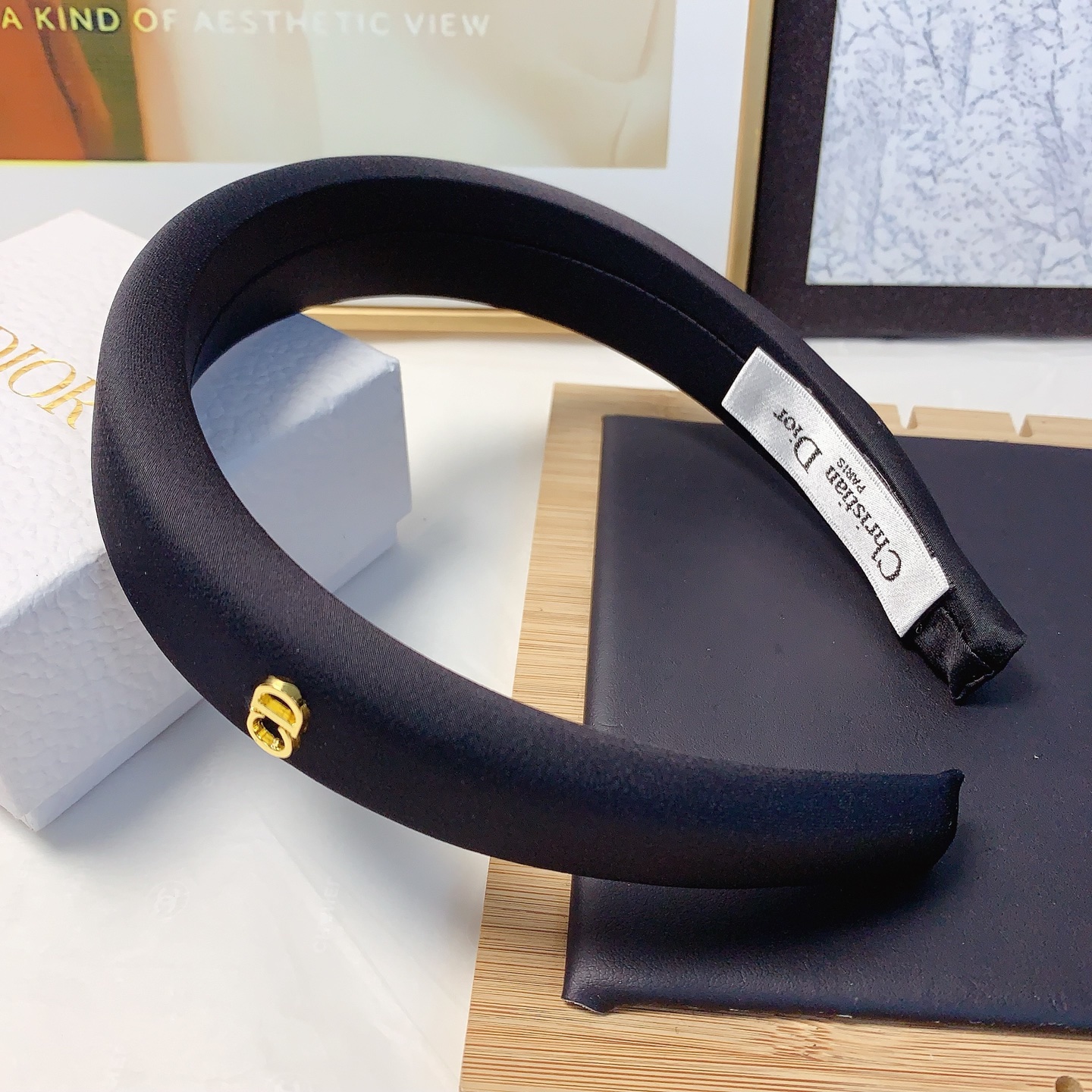  DIOR迪奥
Dior发箍
高级简约轻奢风发箍气质百搭小仙女必入单品名媛风十足～宝藏款 闭眼入🥰推荐款