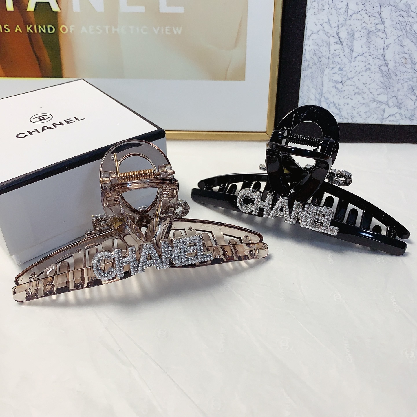 Chanel pequeño Chanel pinza para el cabello Chanel, pinza con logo de letras y perlas, elegante y versátil, pequeño acc…