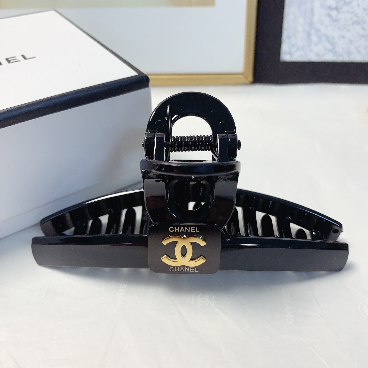 Chanel pequeño Chanel pinza para el cabello Chanel, pinza de acero de titanio con logo, elegante y versátil, pequeño ac…