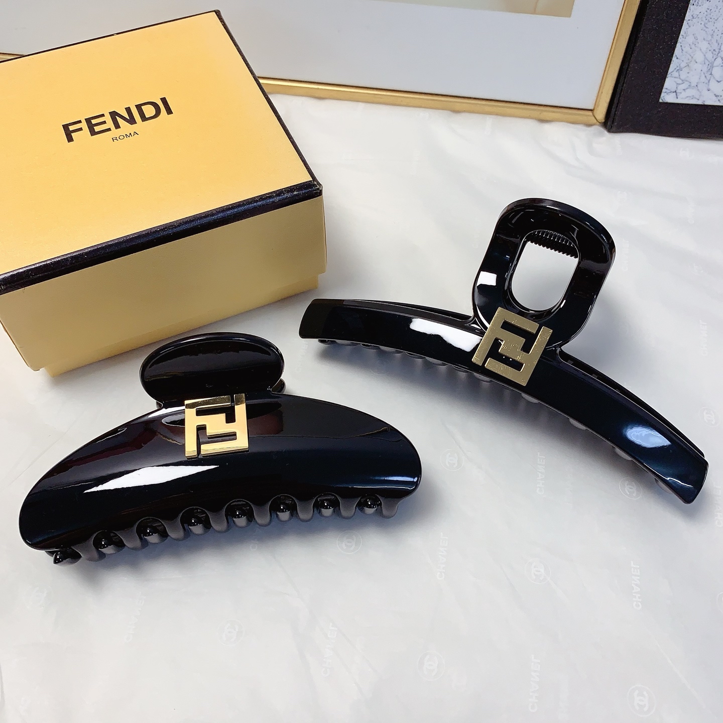 Fendi Fendi pinza para el cabello, nueva pinza de logo de titanio, elegante y versátil, accesorio diario refinado, impr…