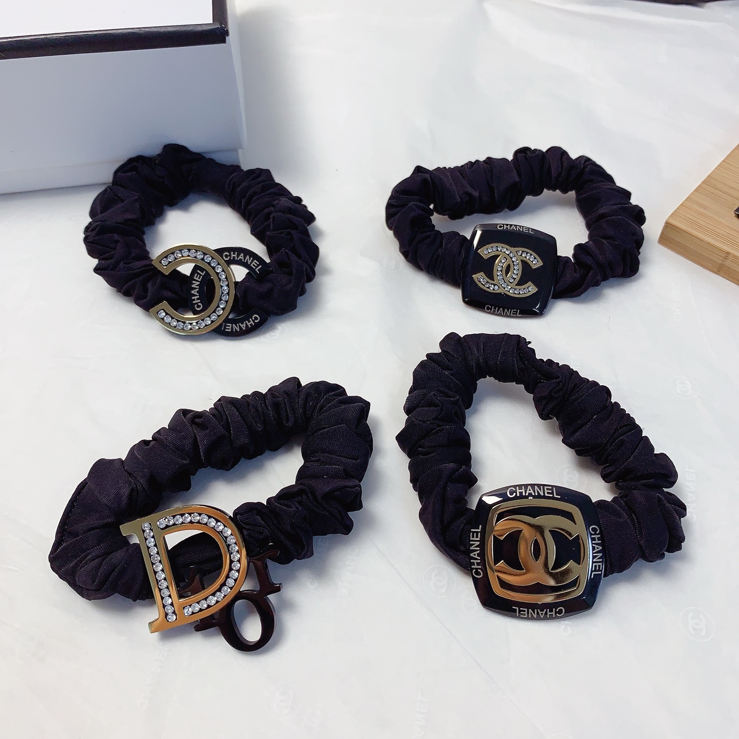 chanel pequeño, Dior, goma para el cabello con logo de acero de titanio, pequeño artículo diario exquisito, imprescindi…