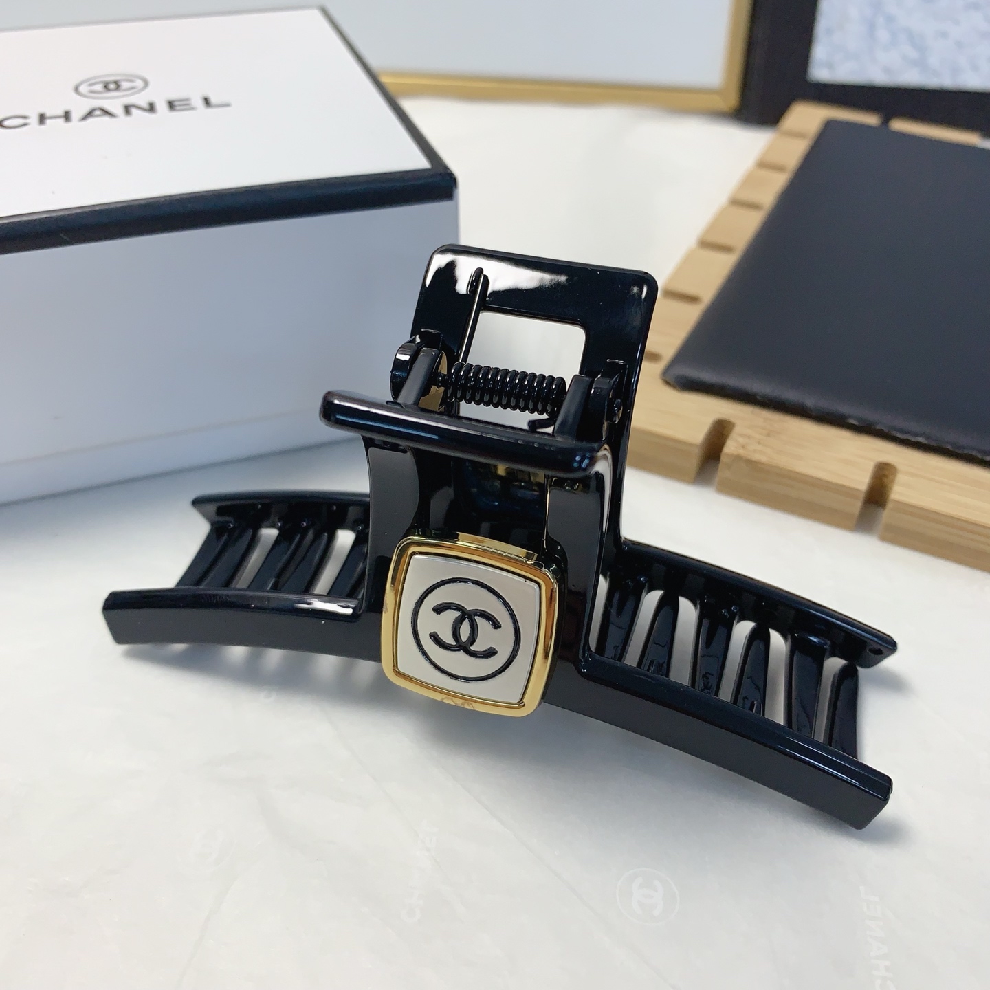  chanel小香
chanel抓夹
小香风新款logo抓夹 气质百搭 日常精致小单品 小仙女必入单品 