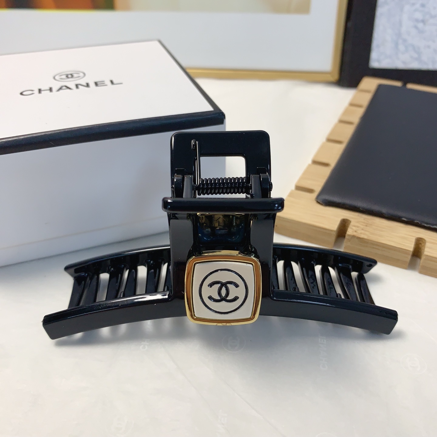  chanel小香
chanel抓夹
小香风新款logo抓夹 气质百搭 日常精致小单品 小仙女必入单品 