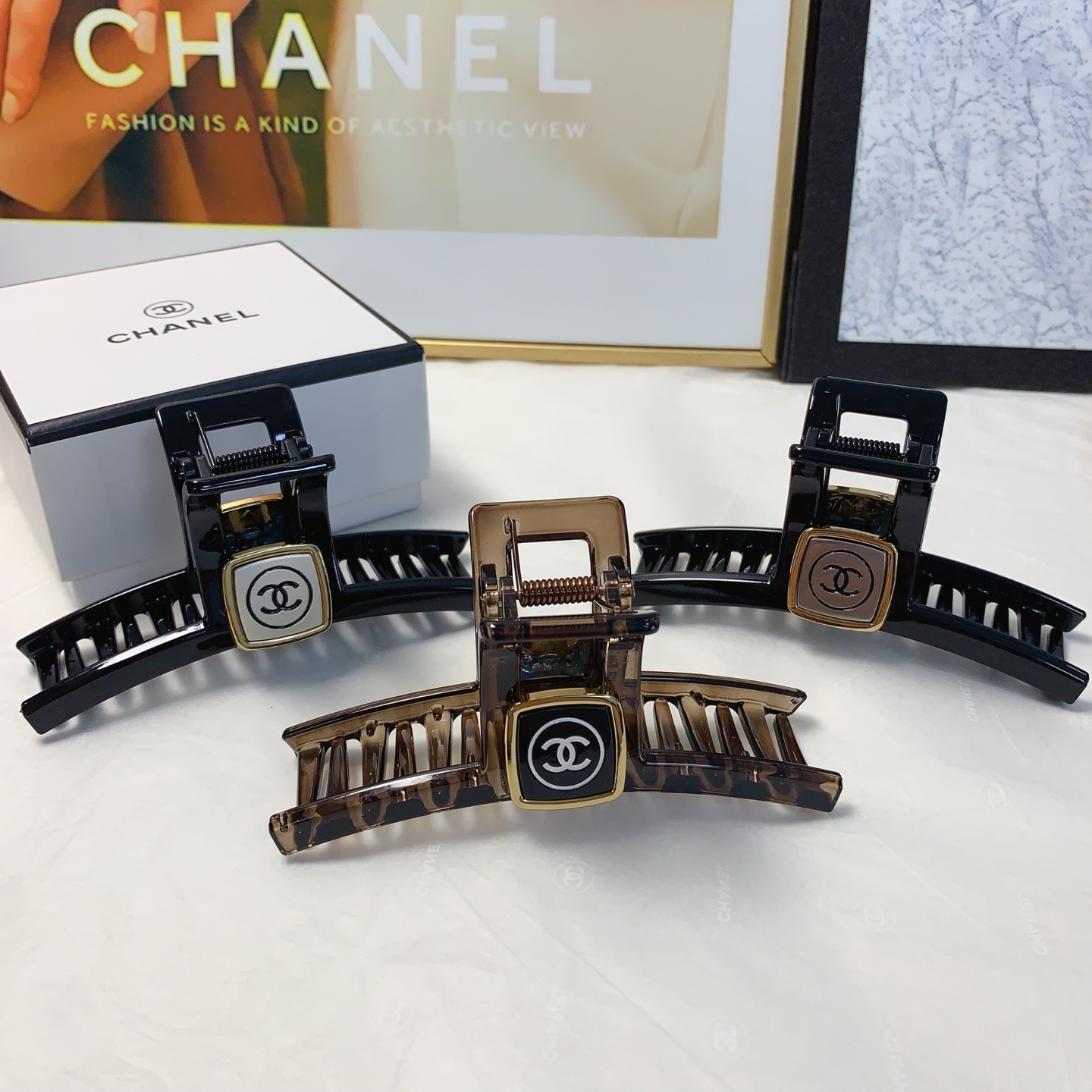  chanel小香
chanel抓夹
小香风新款logo抓夹 气质百搭 日常精致小单品 小仙女必入单品 
