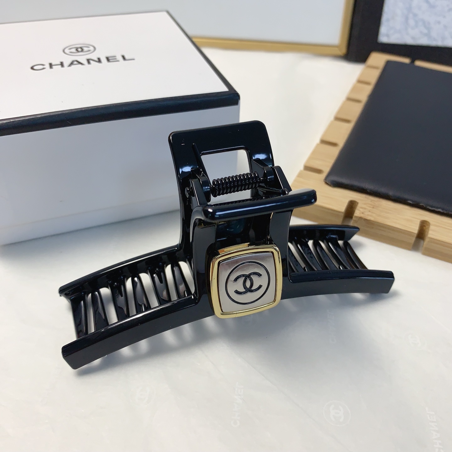  chanel小香
chanel抓夹
小香风新款logo抓夹 气质百搭 日常精致小单品 小仙女必入单品 