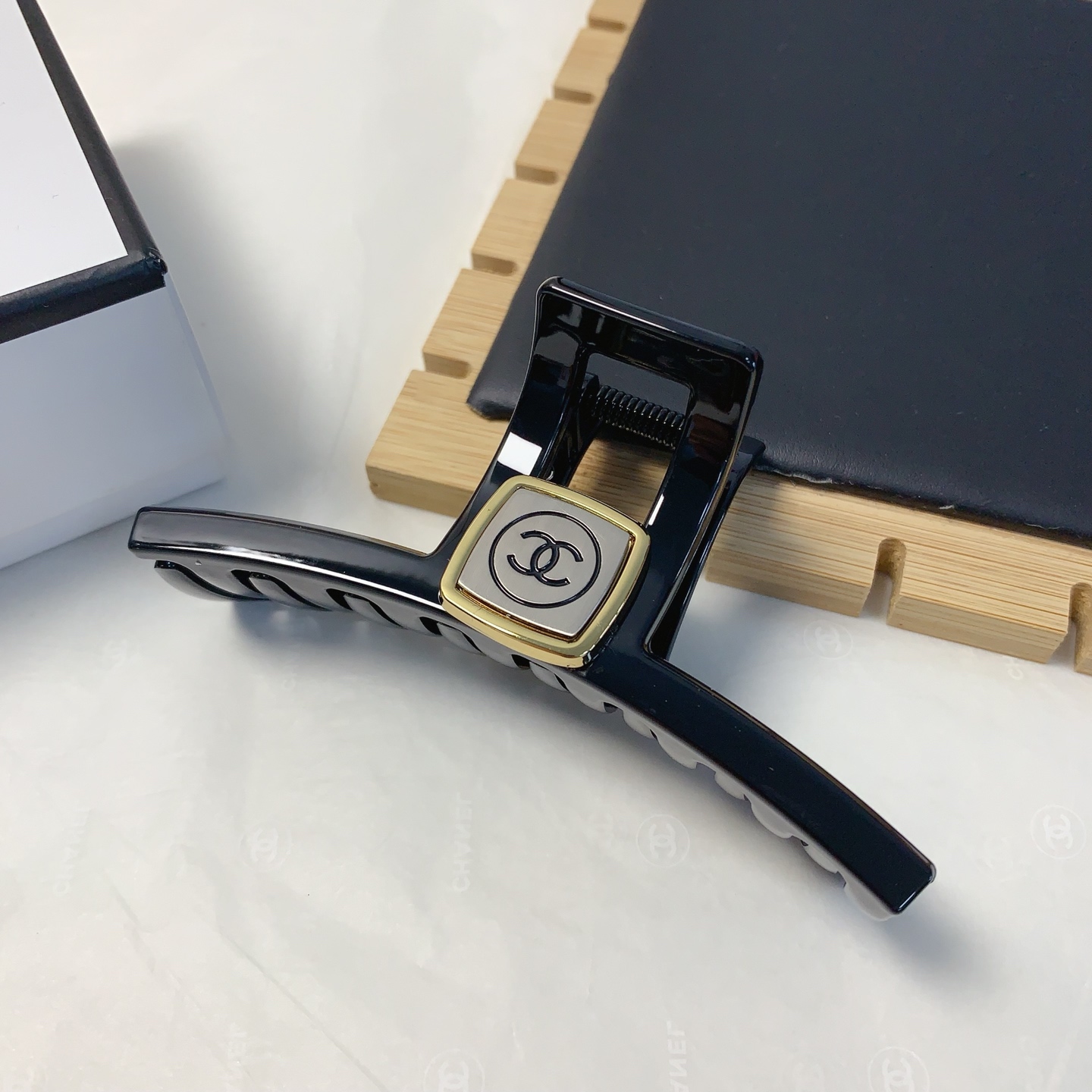  chanel小香
chanel抓夹
小香风新款logo抓夹 气质百搭 日常精致小单品 小仙女必入单品 